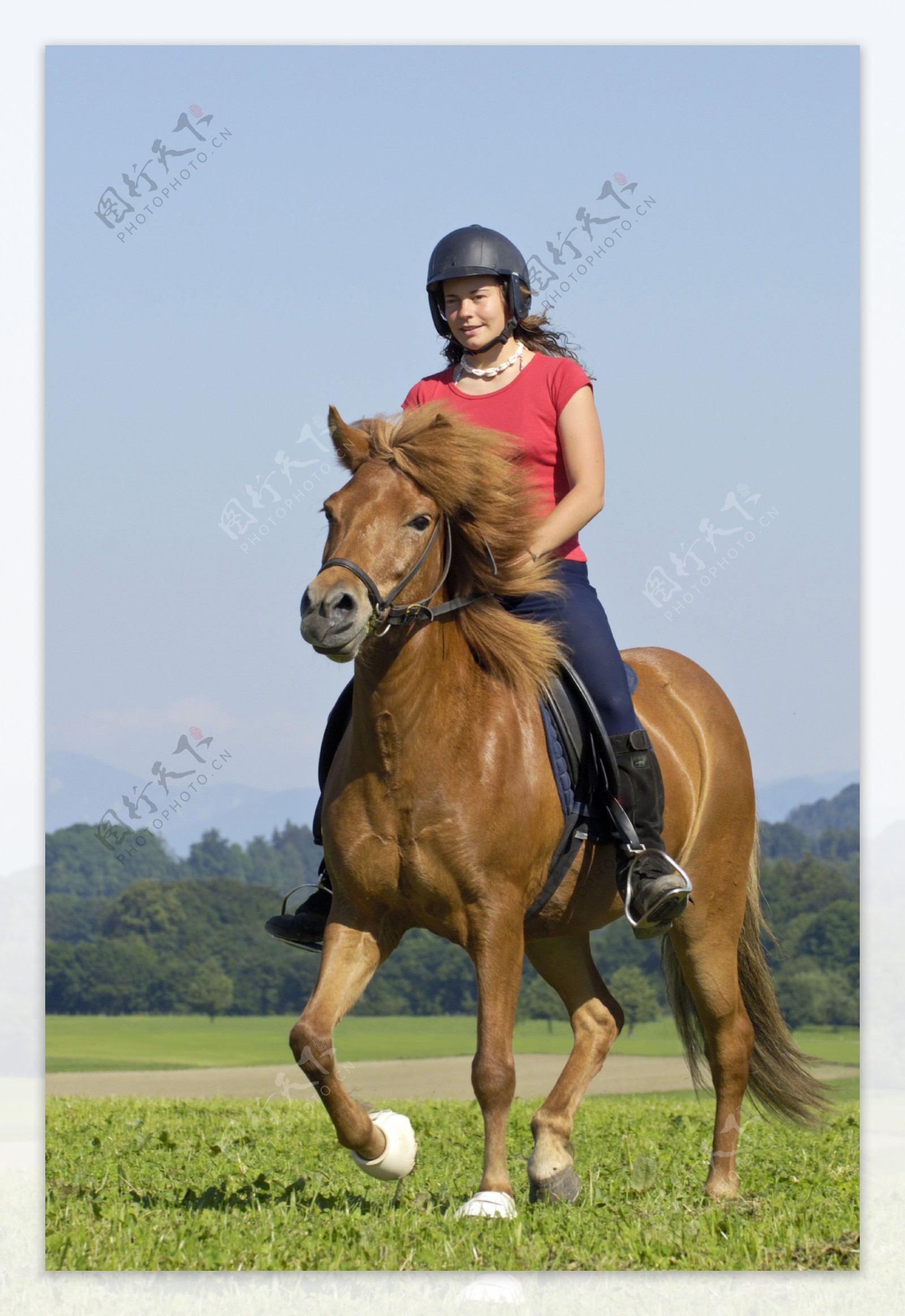 骑马的红衣女子图片