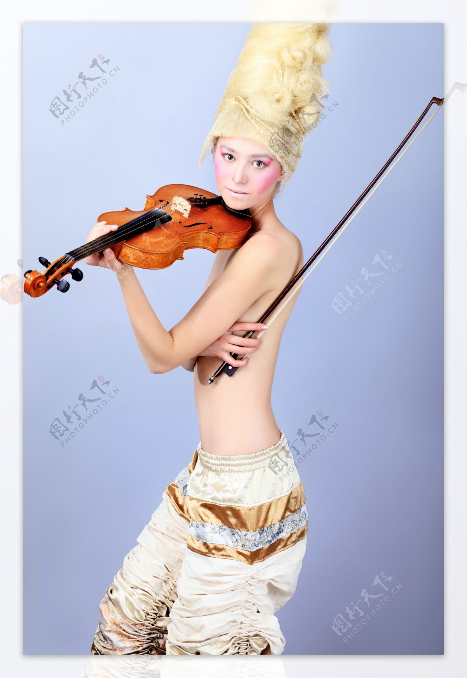 金发女郎与小提琴图片图片