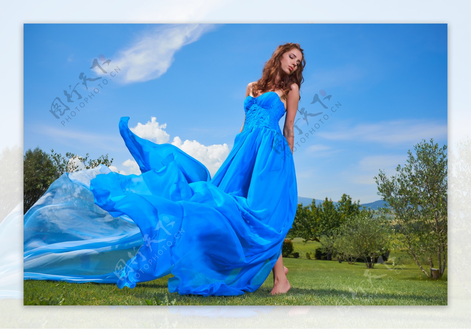 蓝裙美女户外写真图片