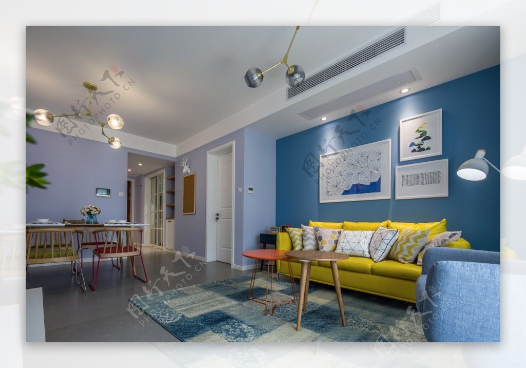 现代创意客厅黄色沙发蓝色背景墙设计图