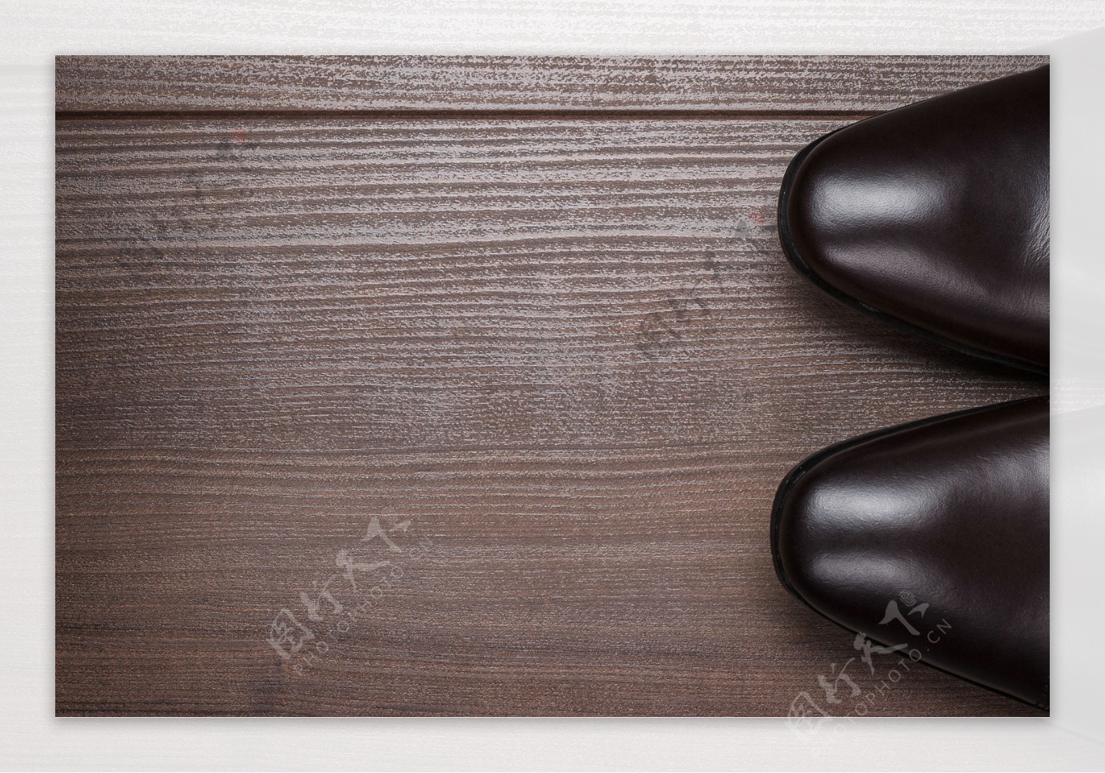木地板上的商务男鞋图片