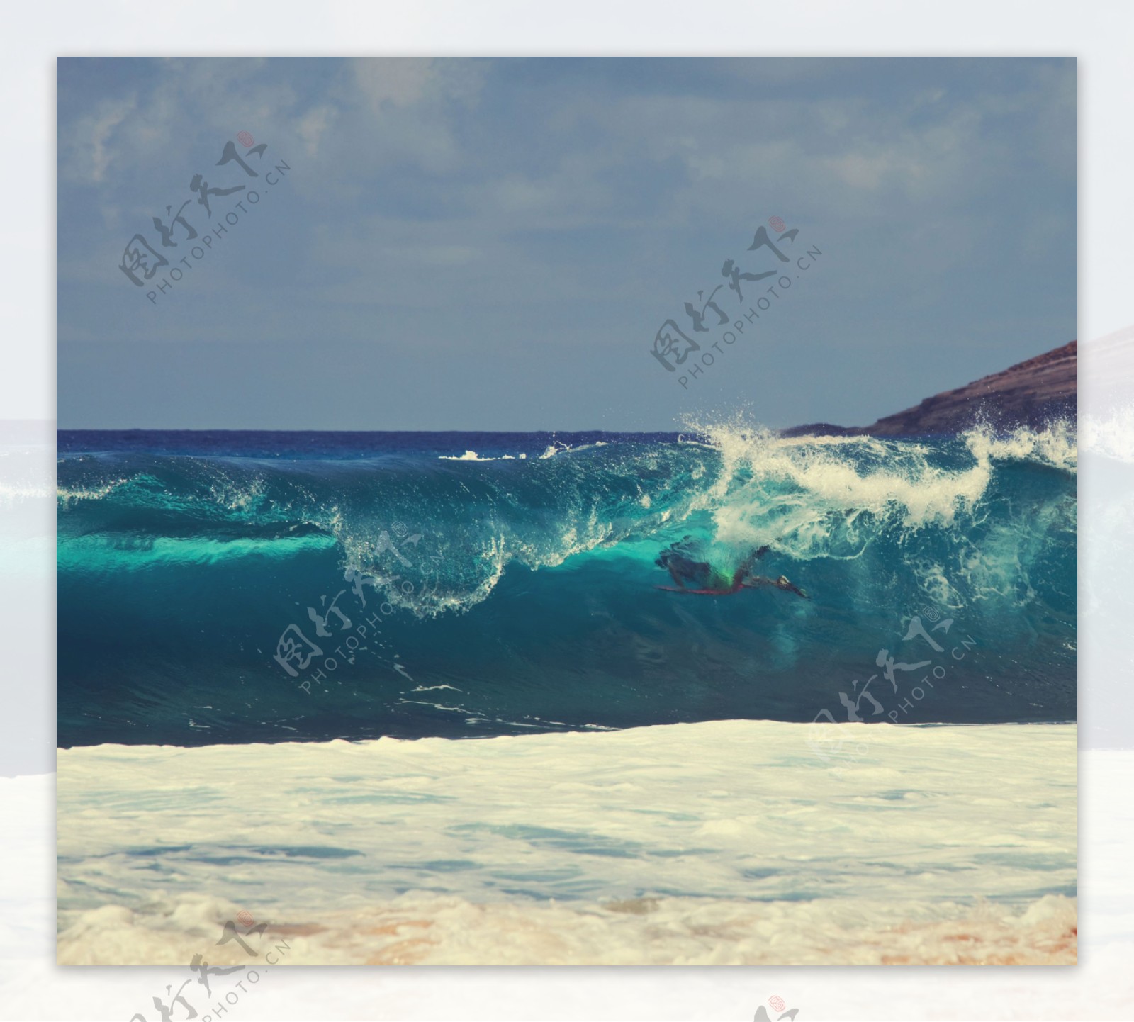 海滩上的蓝色海浪图片