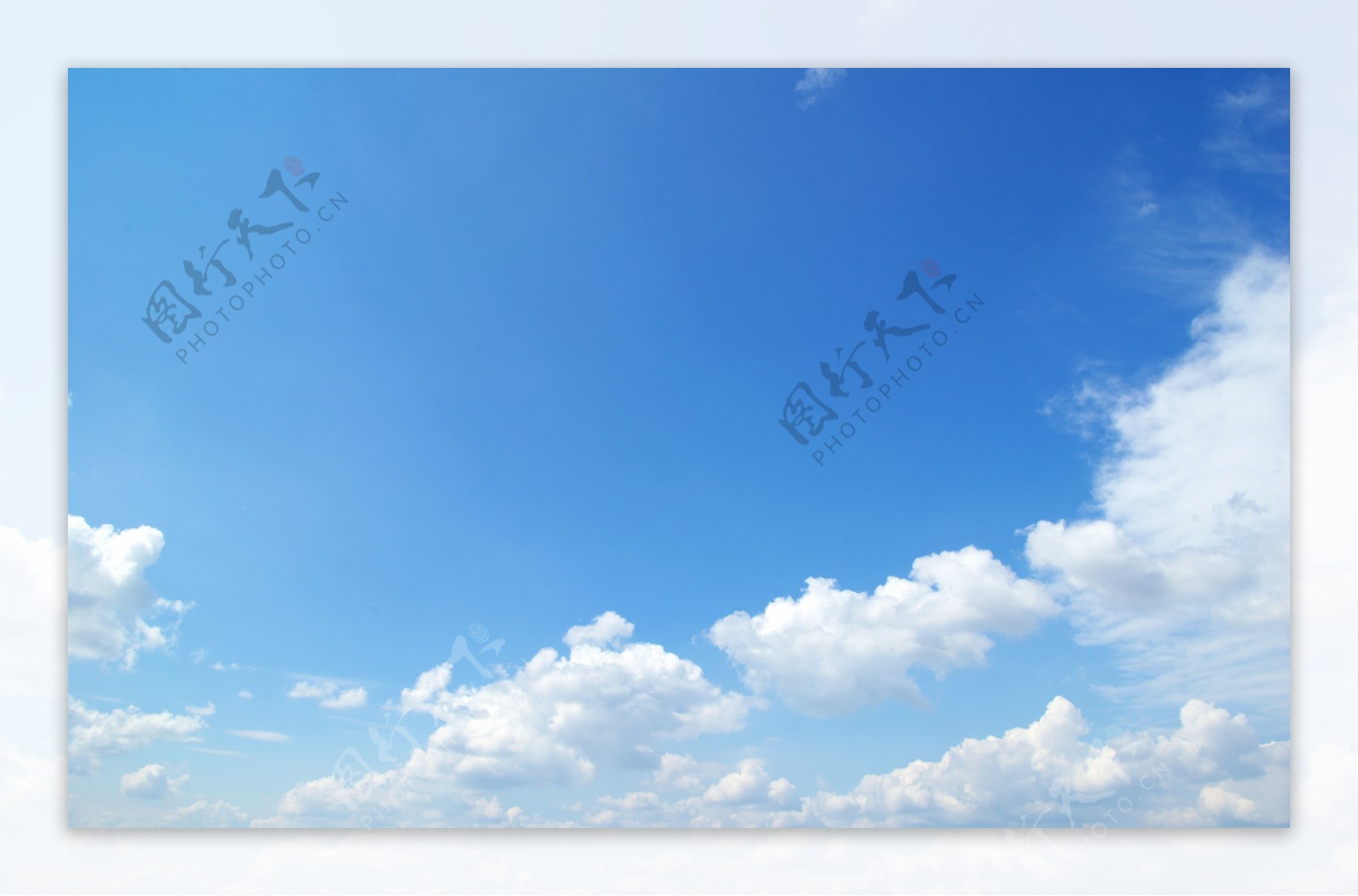 蔚蓝色的天空图片