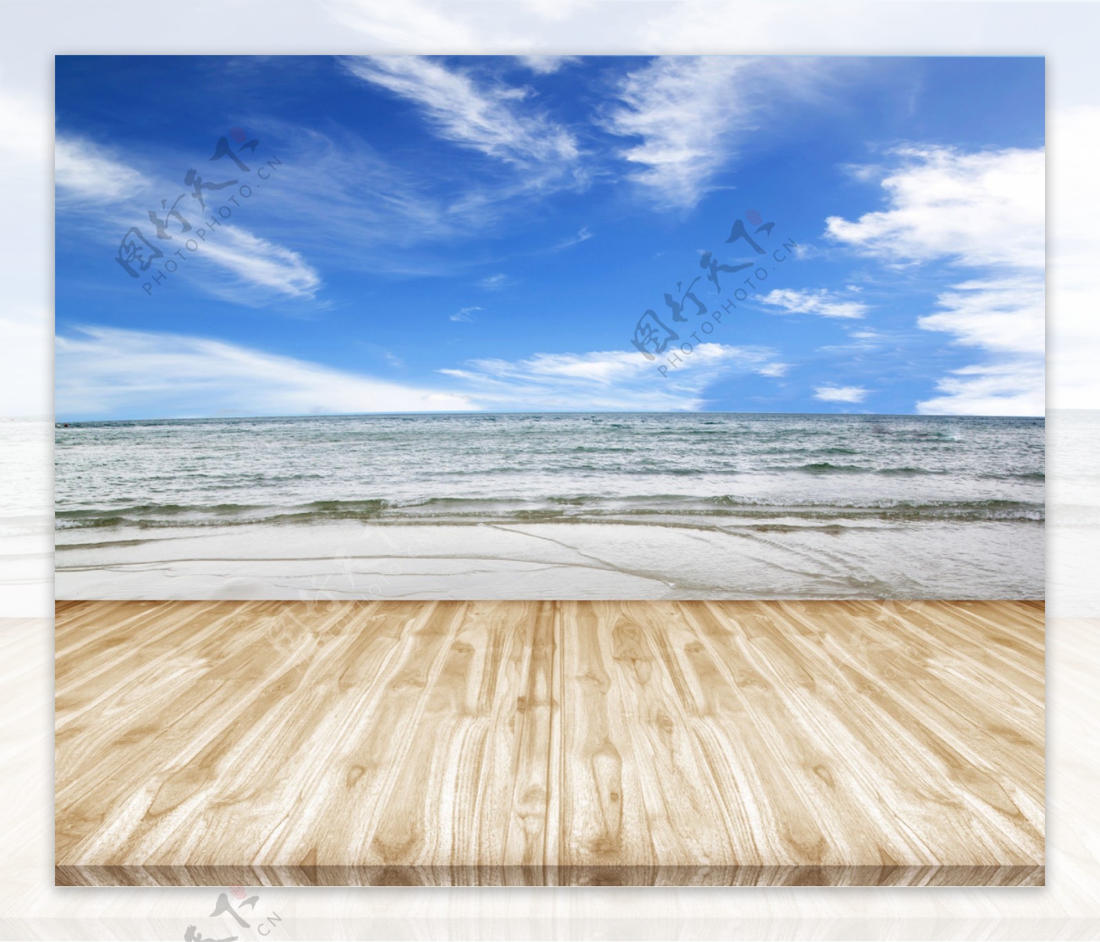 海滩上的木板图片