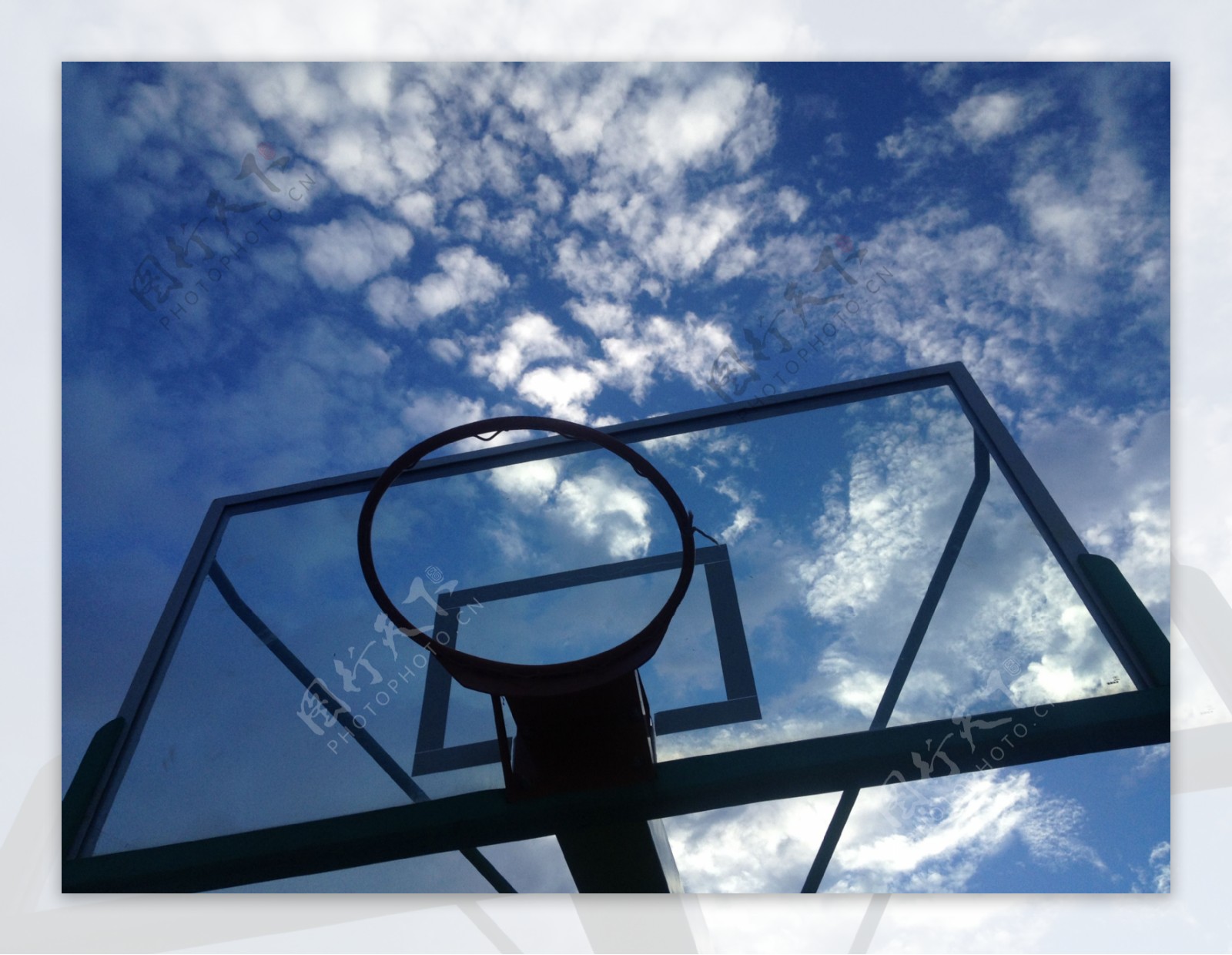 篮球架与天空图片