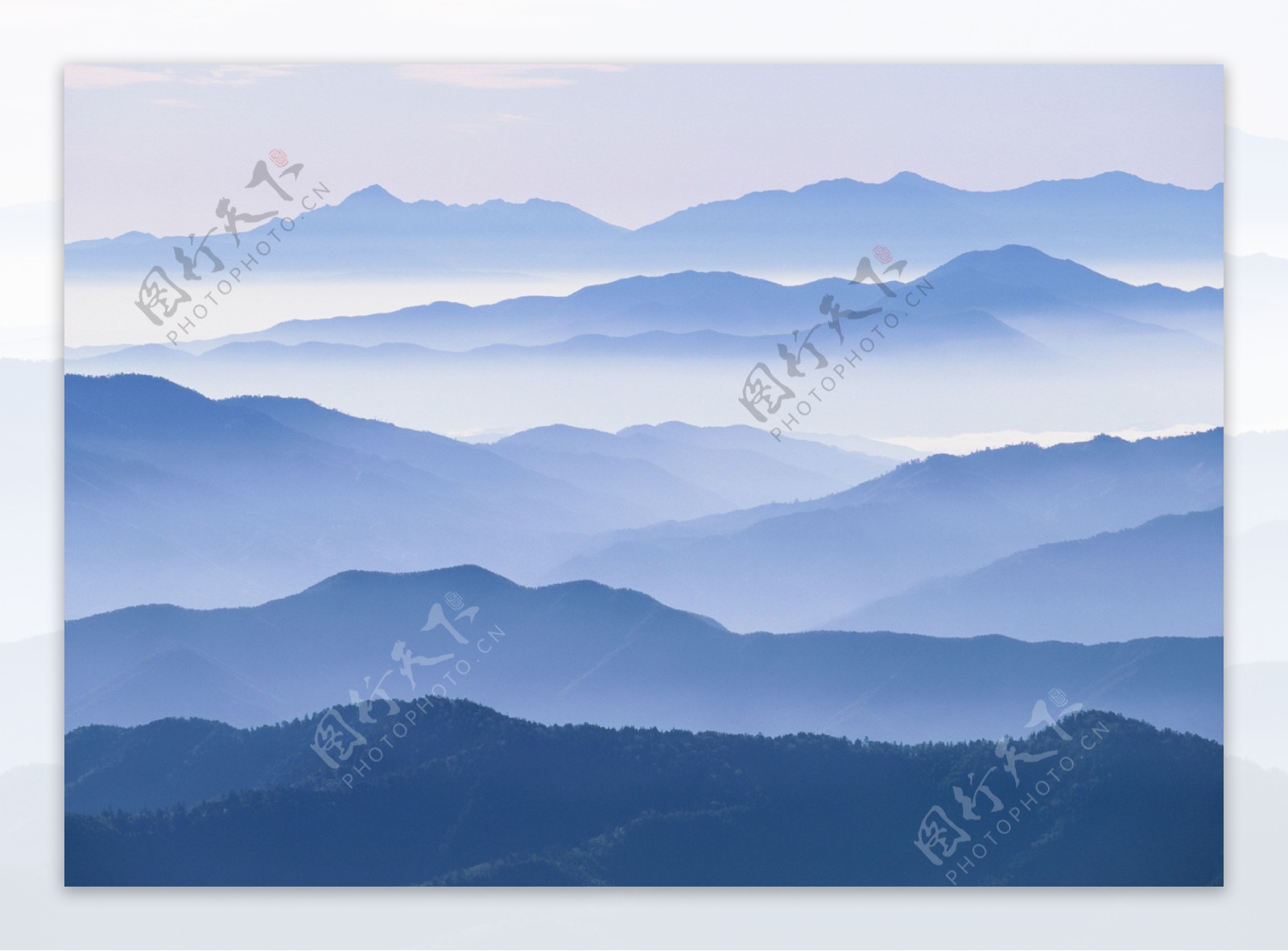 唯美的云雾山脉图片