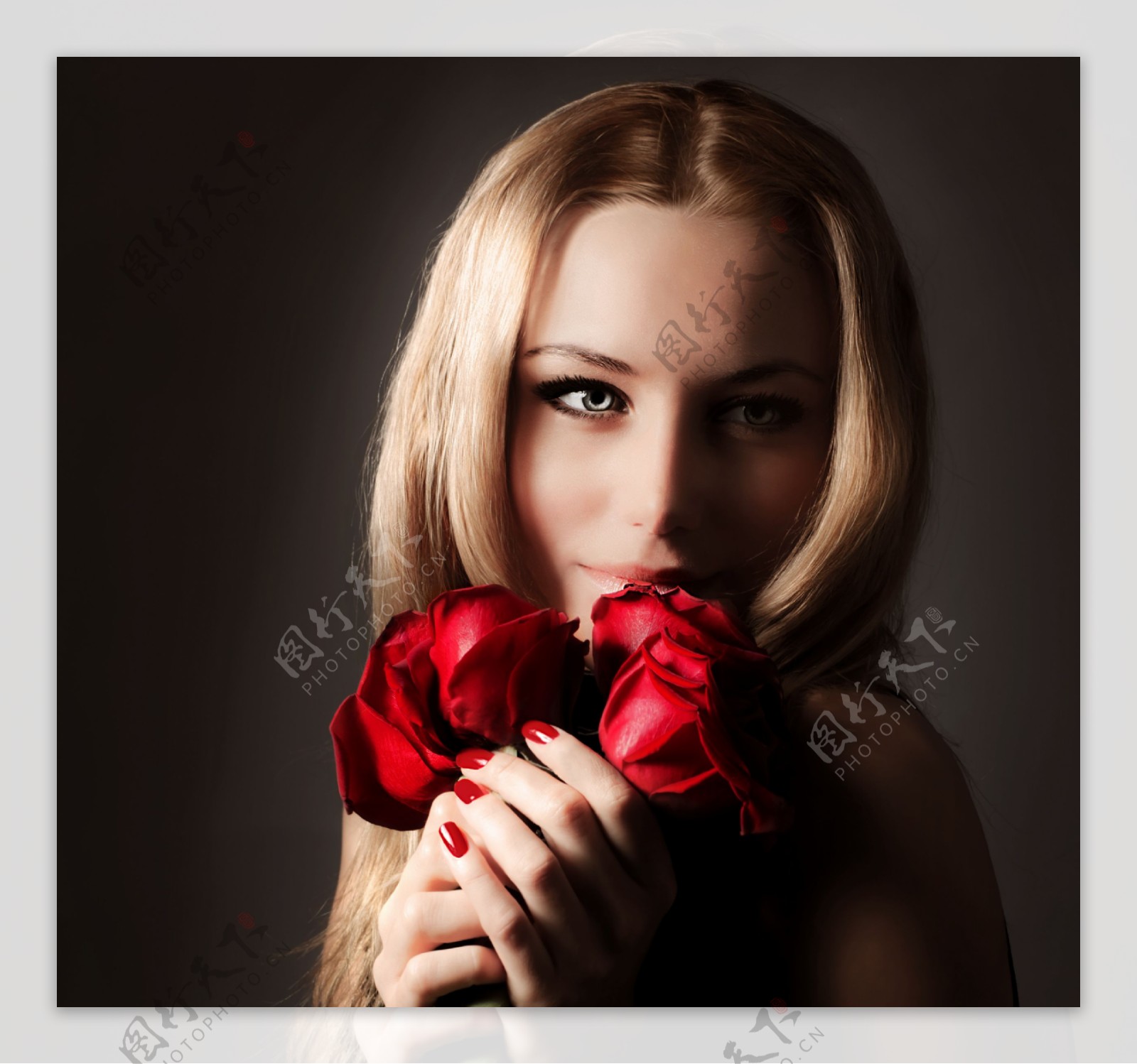 手捧玫瑰的性感美女图片