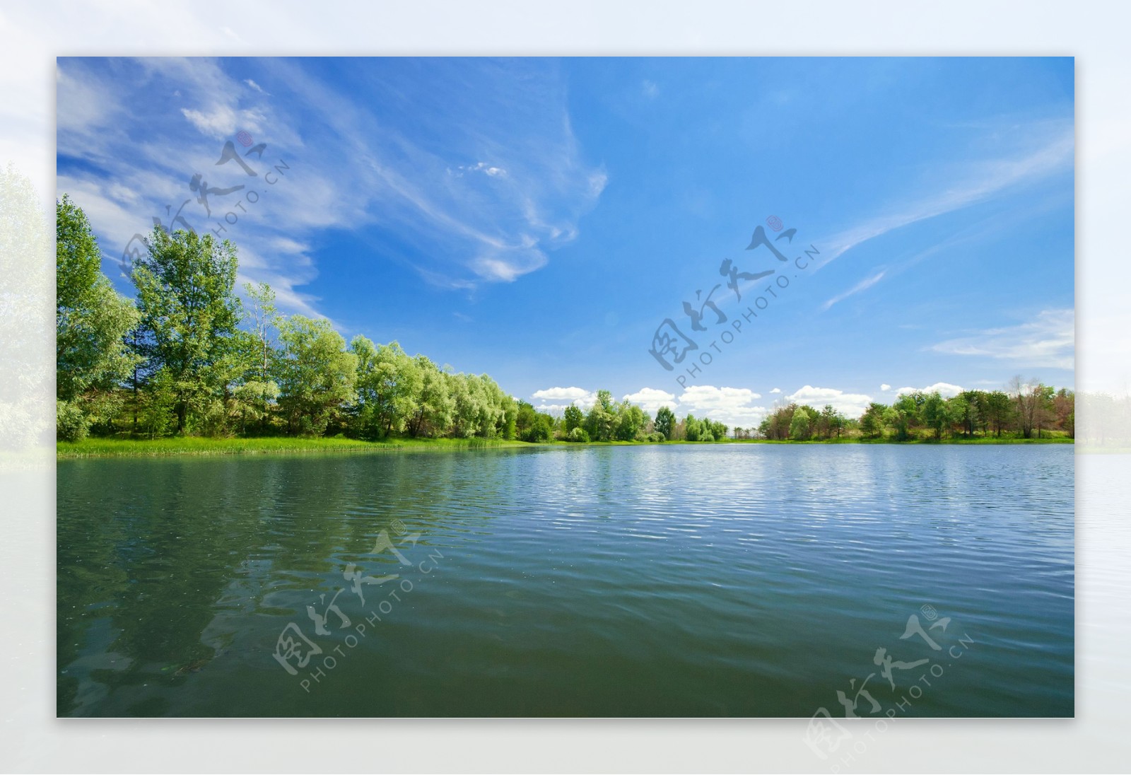 蓝天白云与湖泊风景