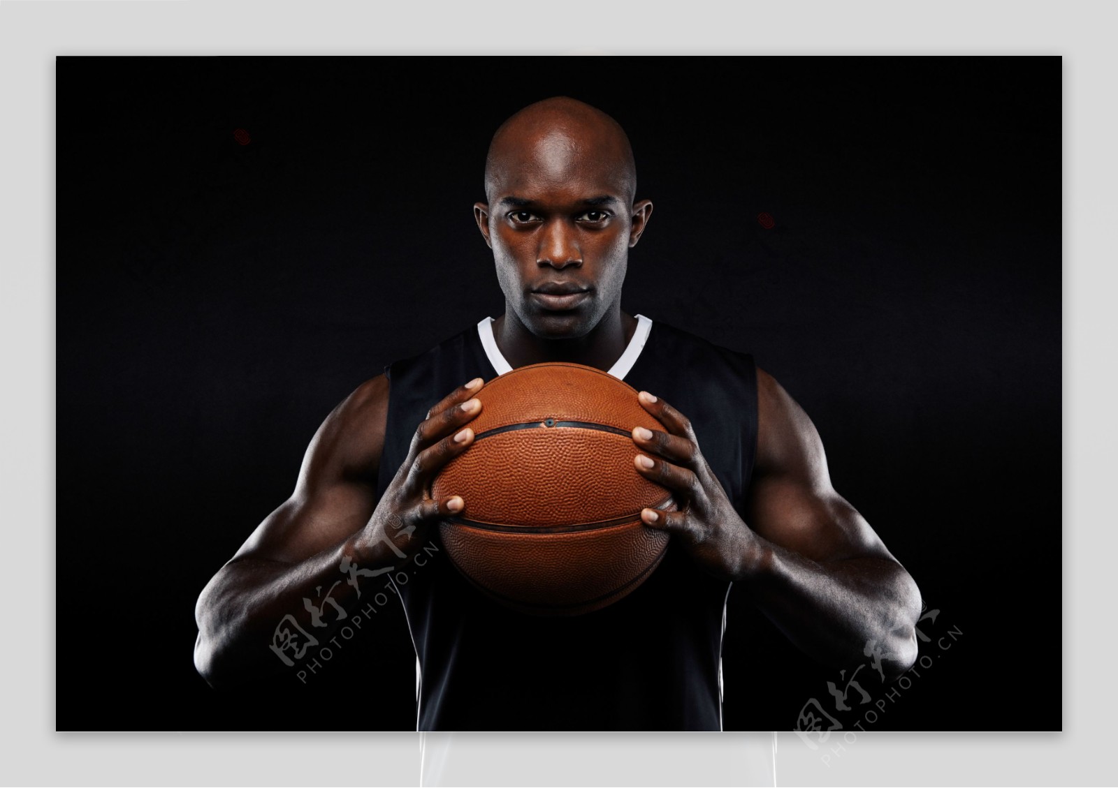 握着篮球的运动员图片