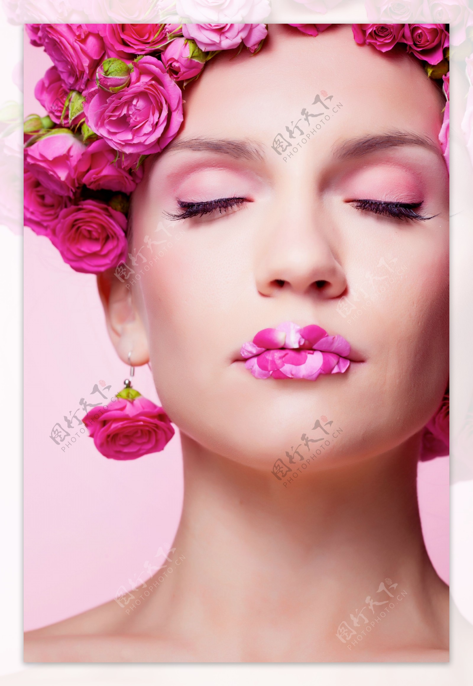 情人节收到玫瑰的女人高清图片下载-正版图片500524832-摄图网