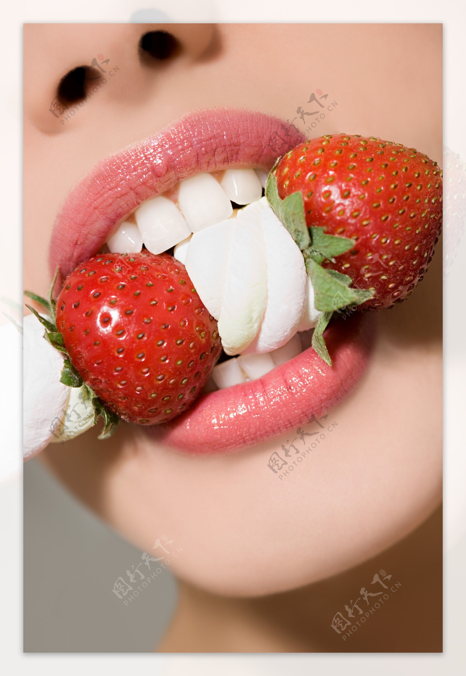 被牙齿咬住的草莓棉花糖图片图片