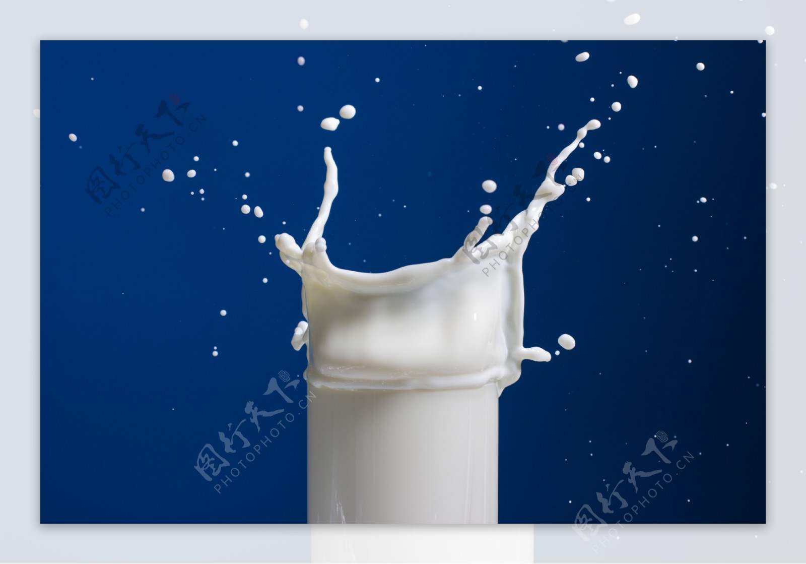 白色液体牛奶图片