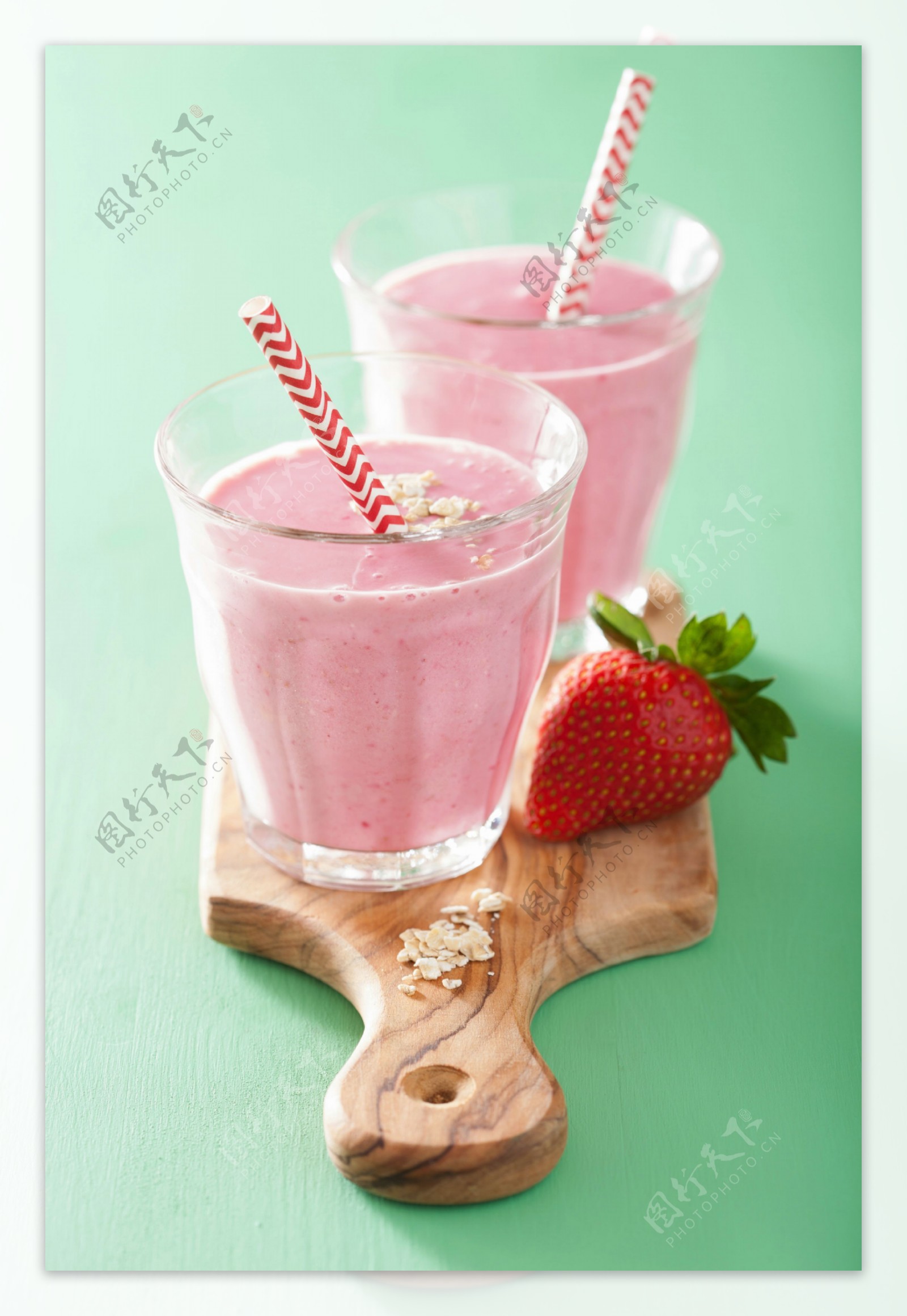 粉色果汁和吸管还有草莓