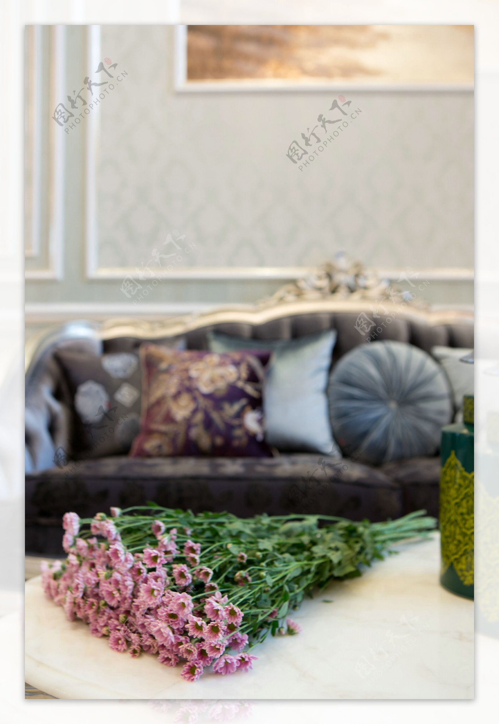 法式豪华客厅茶几鲜花设计图