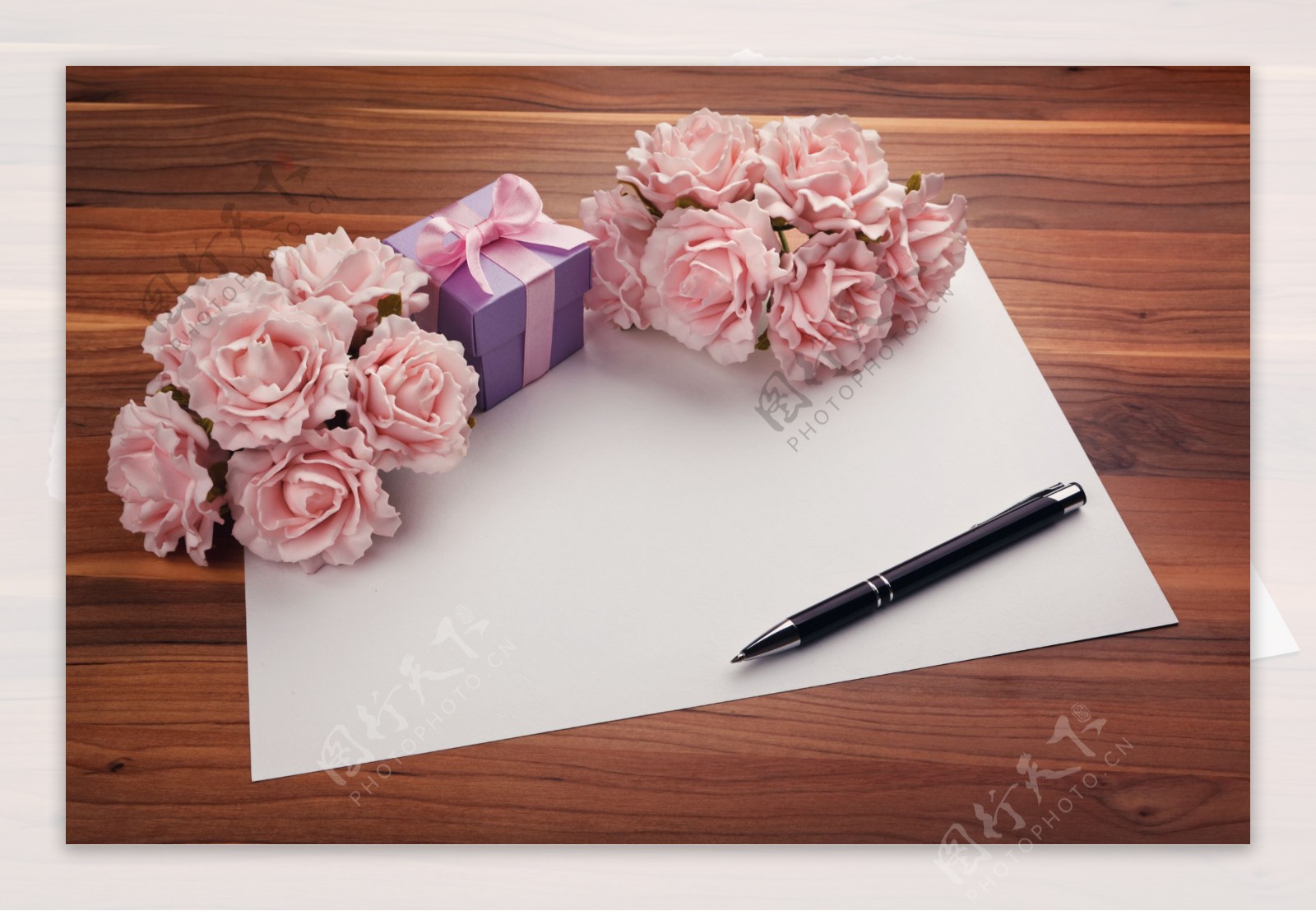 粉色花朵与礼盒图片