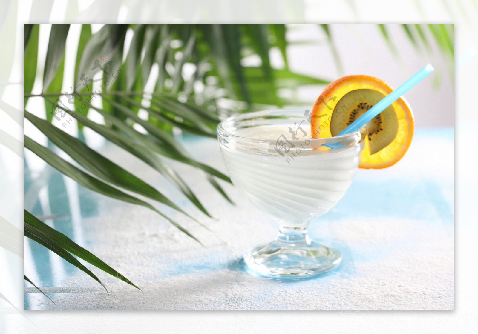 椰子树下的柠檬饮料图片