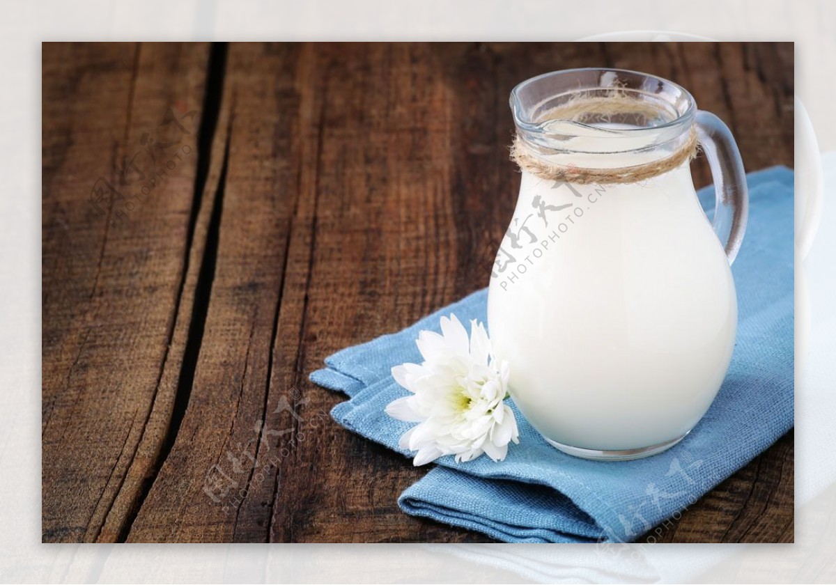 鲜奶与花朵图片