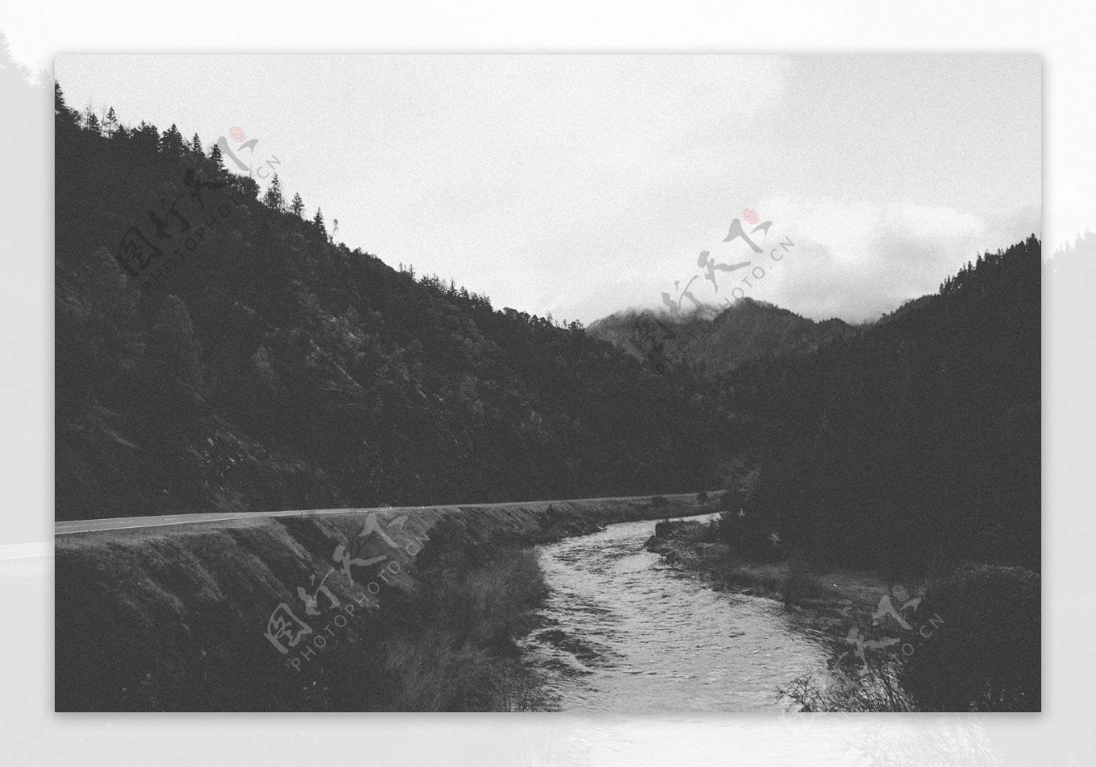 黑白河流高速公路复古图片