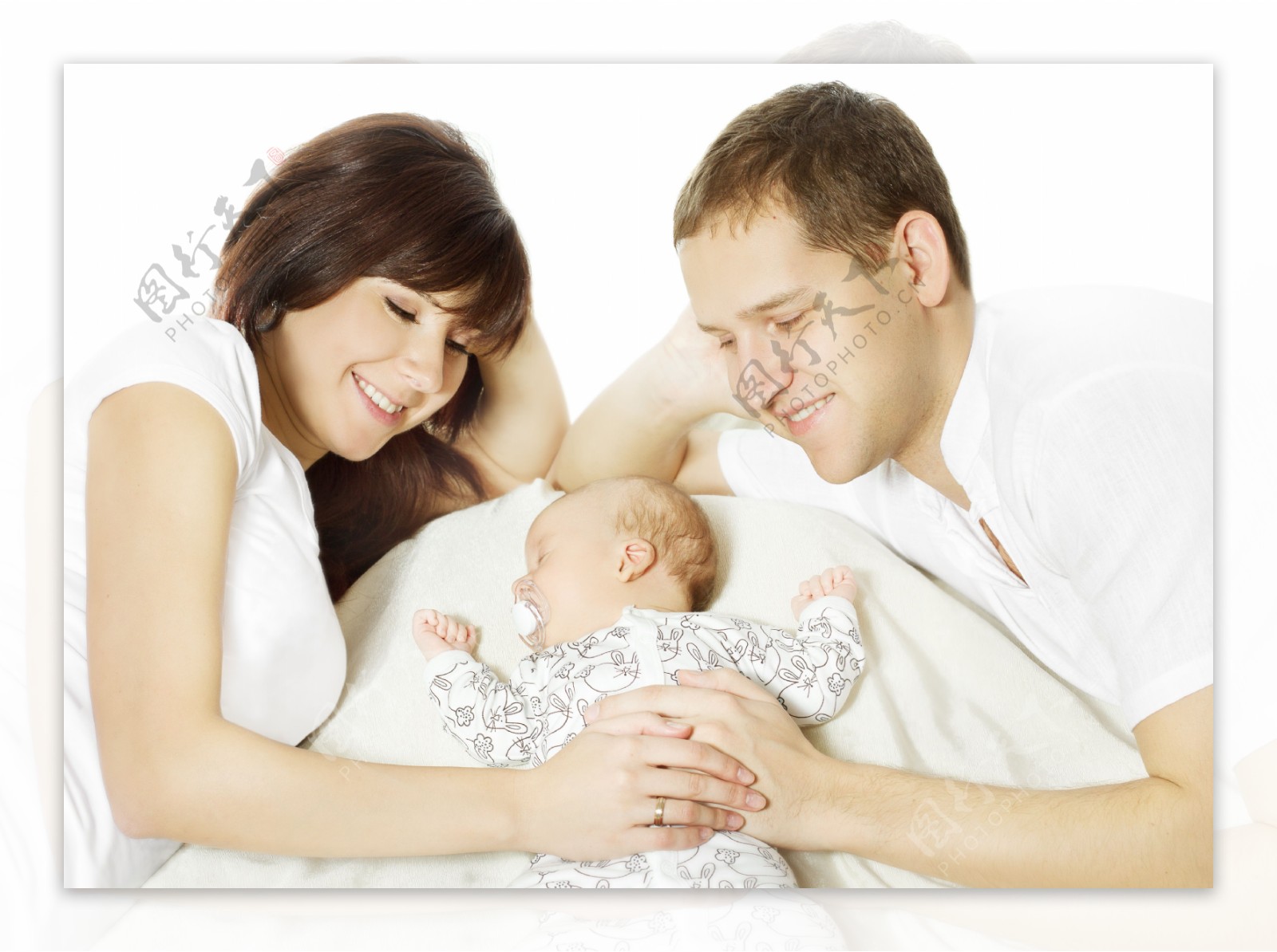 夫妻搂着婴儿宝宝图片