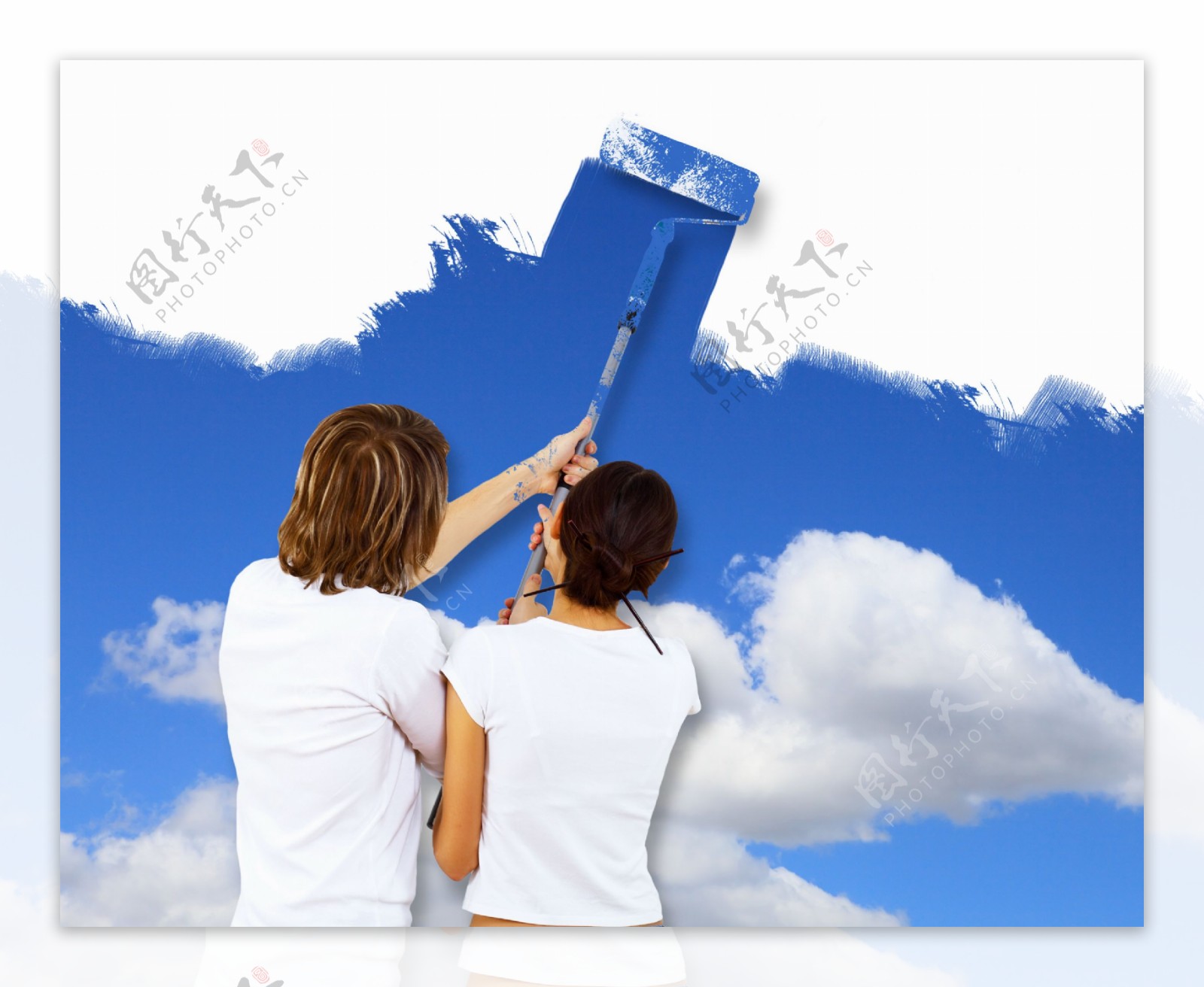 墙上刷出一片蓝天白云的夫妻图片
