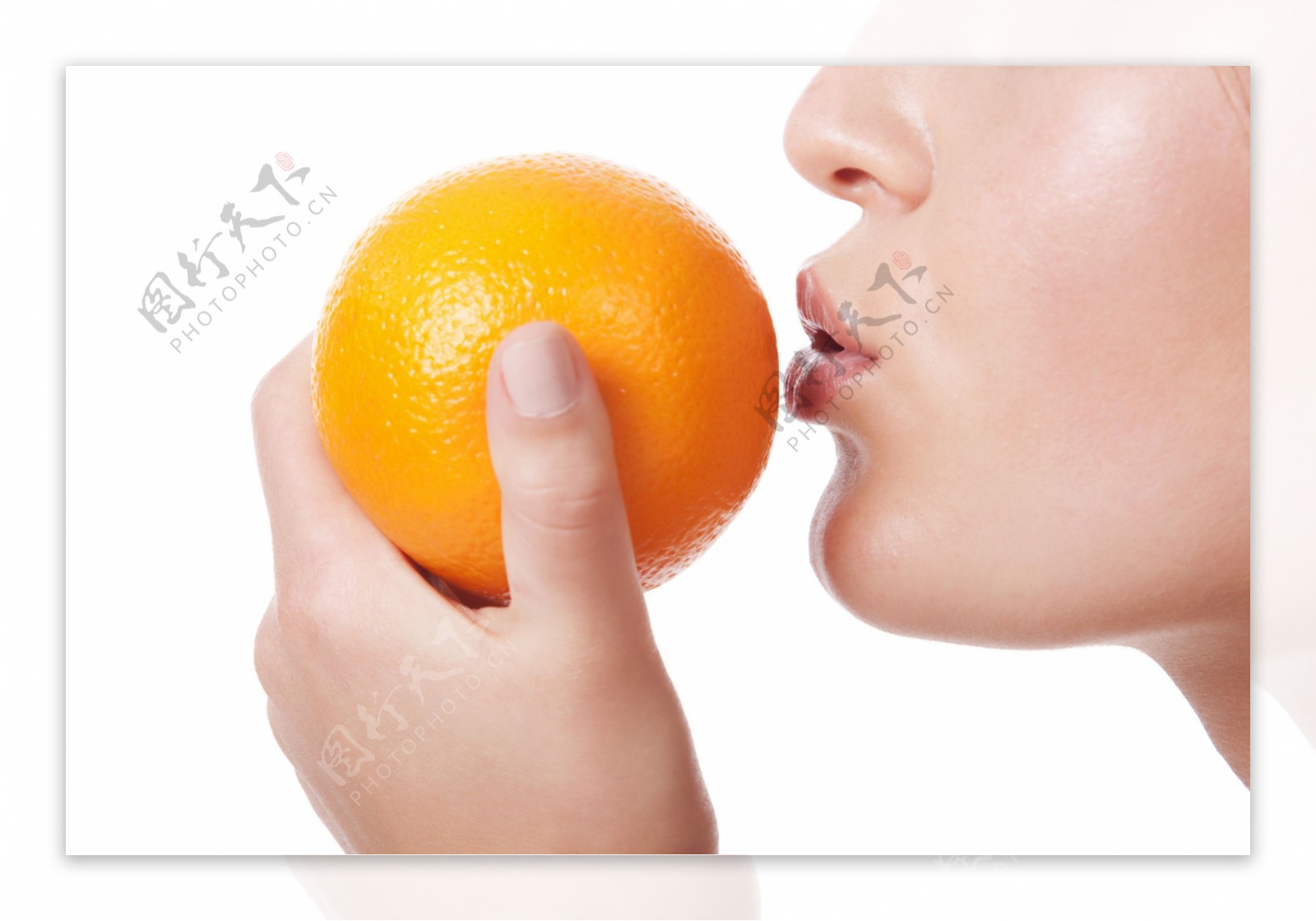 手拿橙子的美女嘴唇特写图片