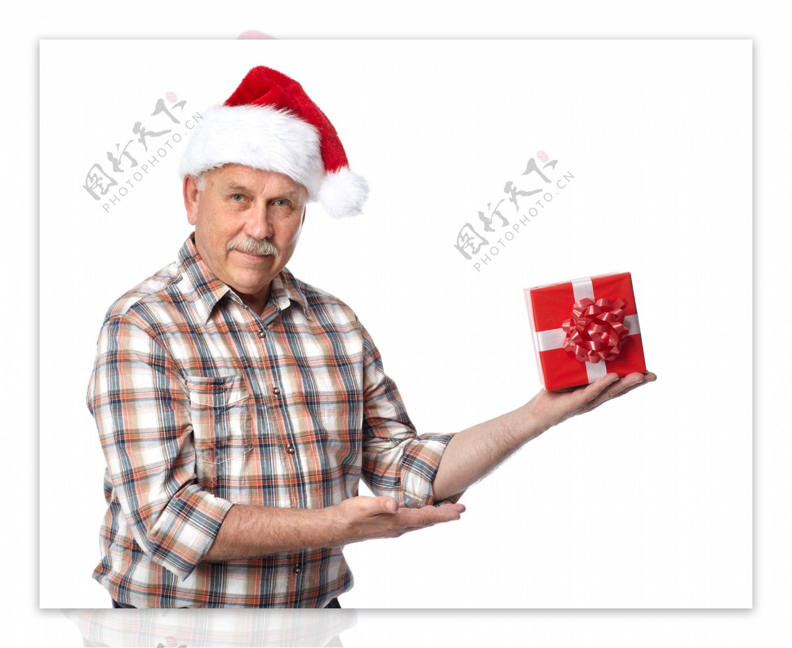 左手托着礼物盒的男人图片