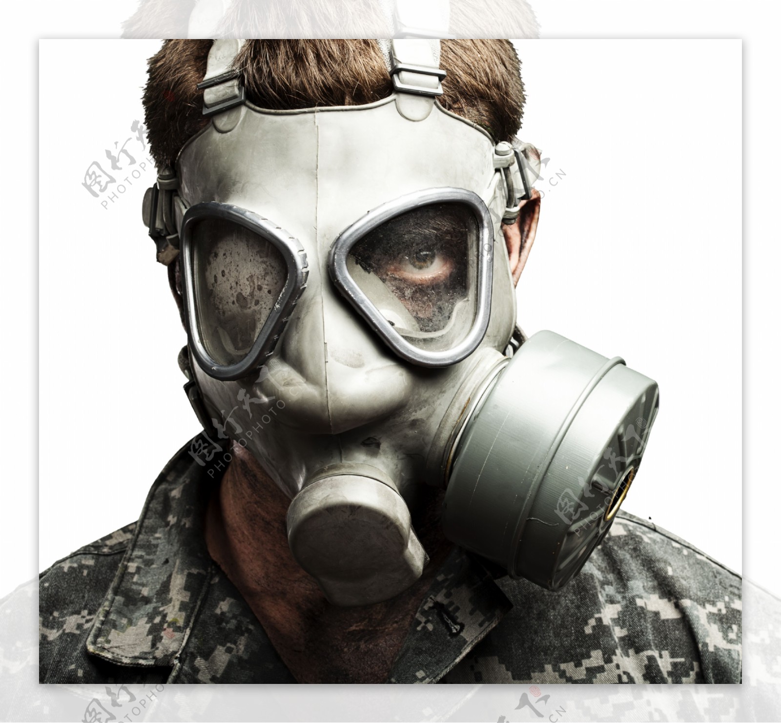 戴防毒面具的军人图片