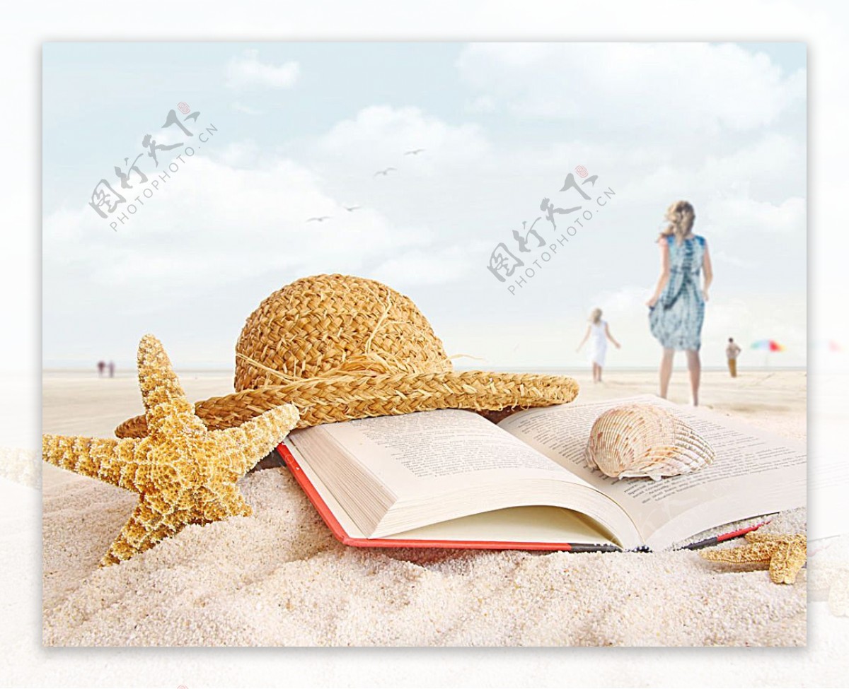 沙滩上的书和帽子海星