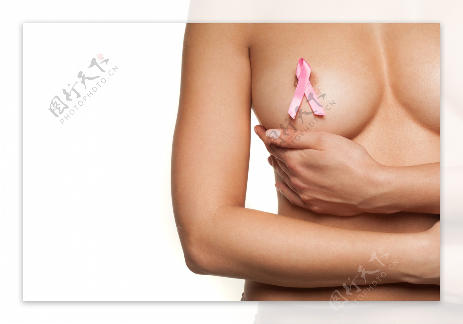 女性乳房与粉红色丝带图片