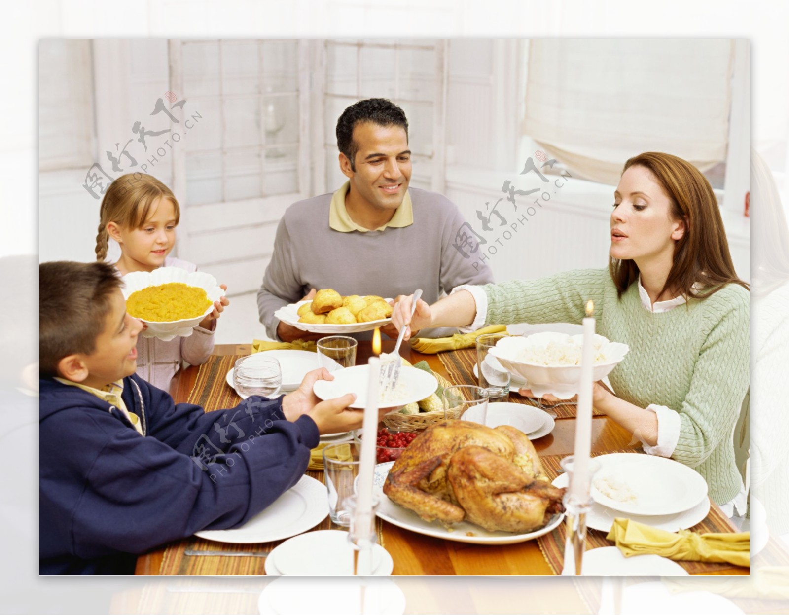 圣诞节吃饭的外国家庭图片