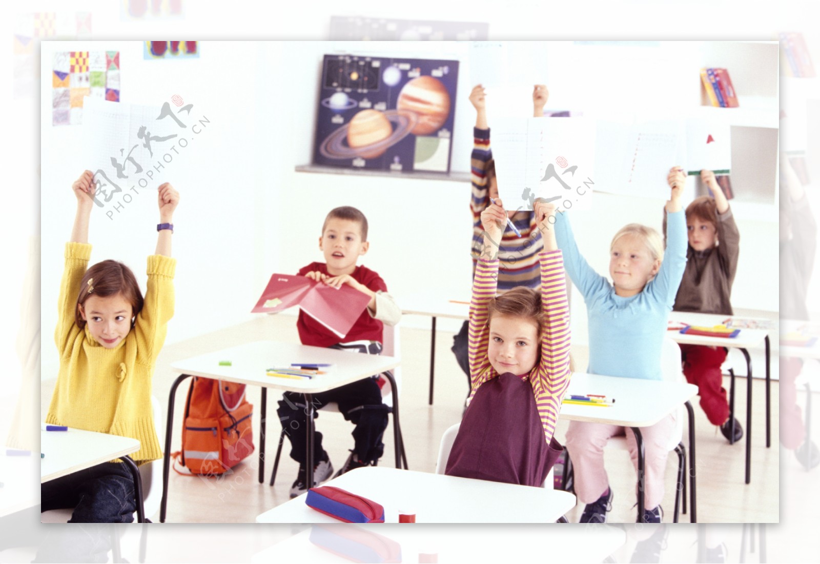 积极举手的小学生图片