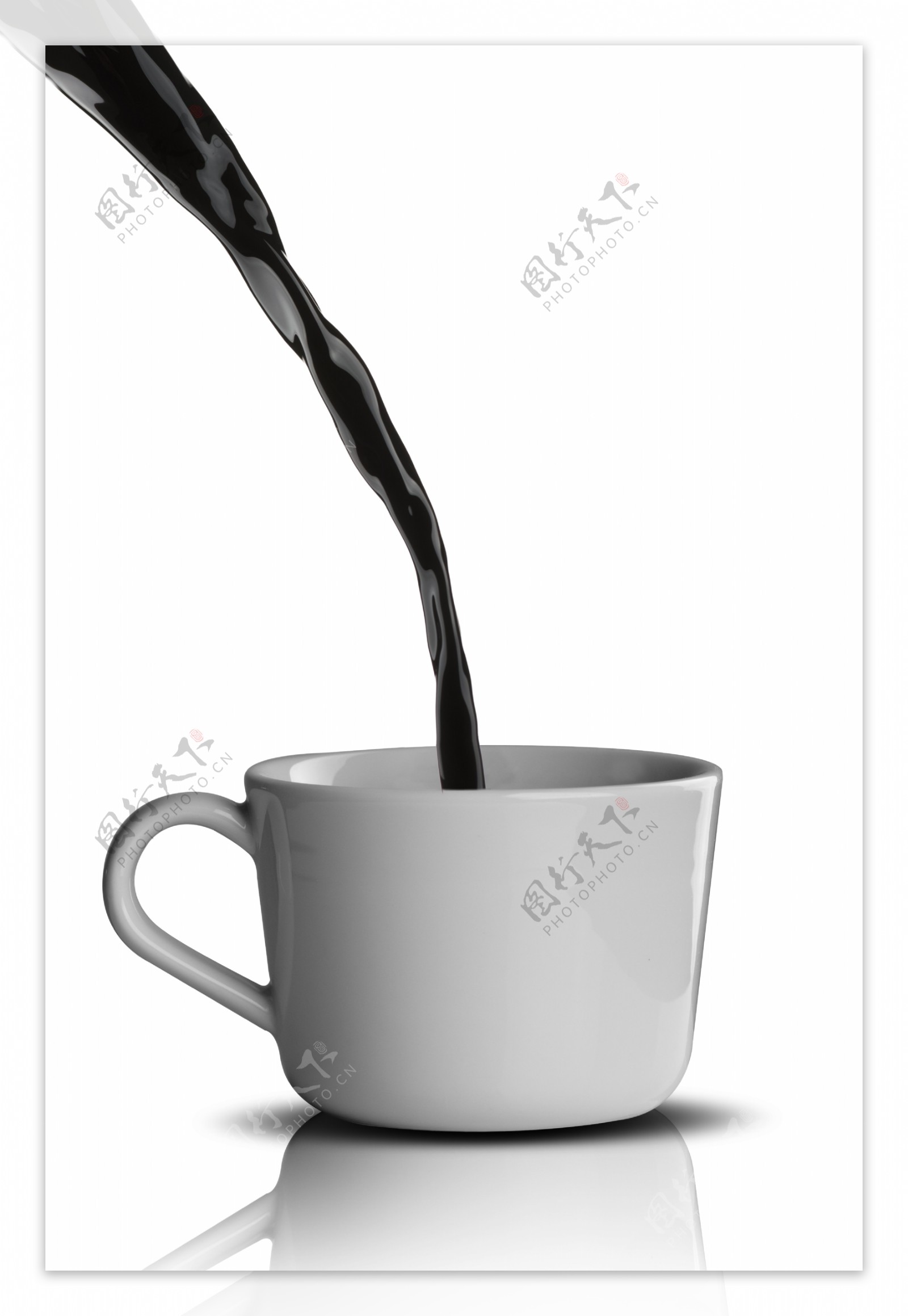 白色杯子和咖啡液体