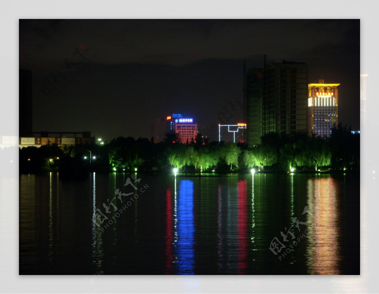 湖上夜景图片
