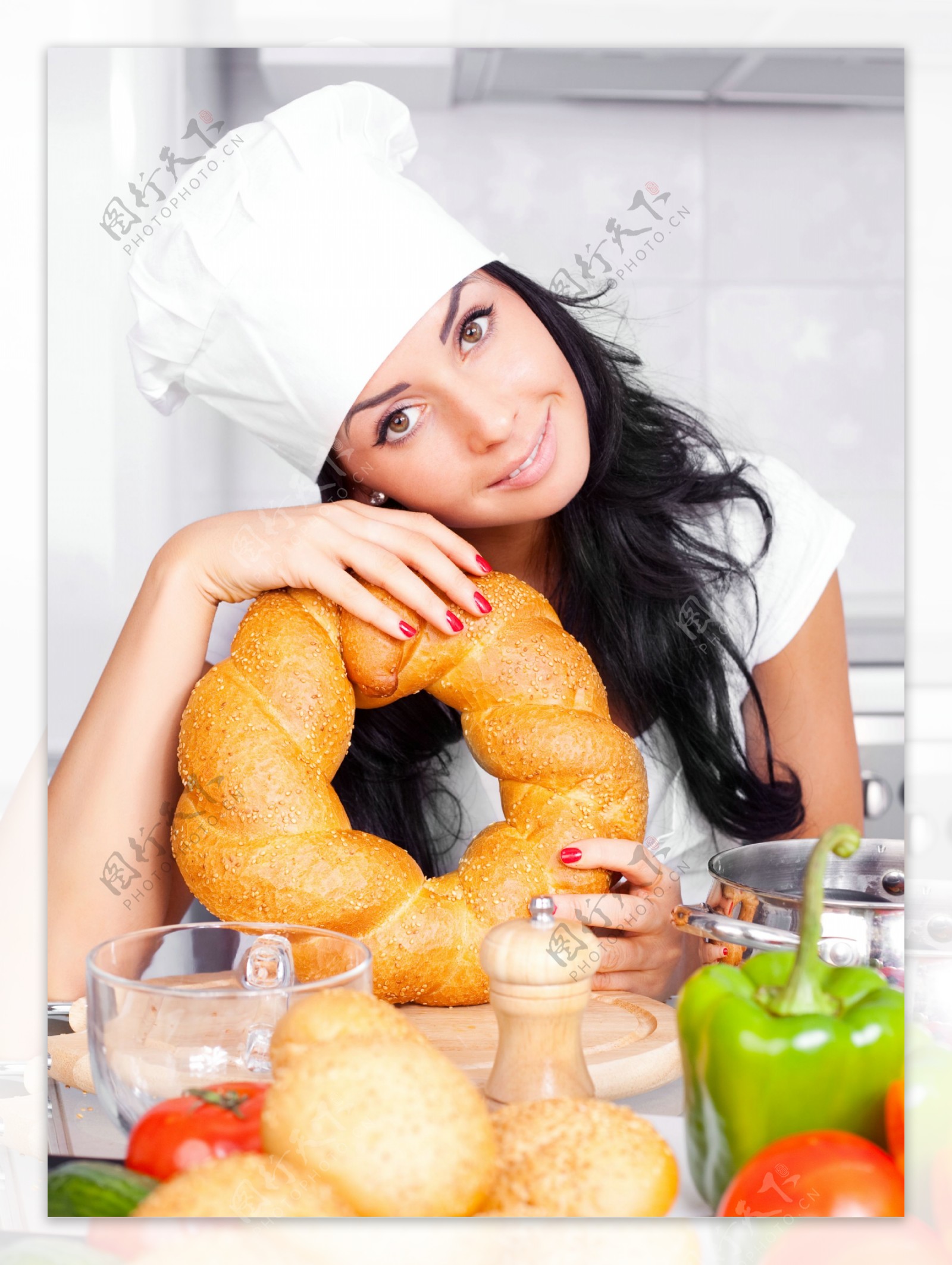 美女厨师与面包图片