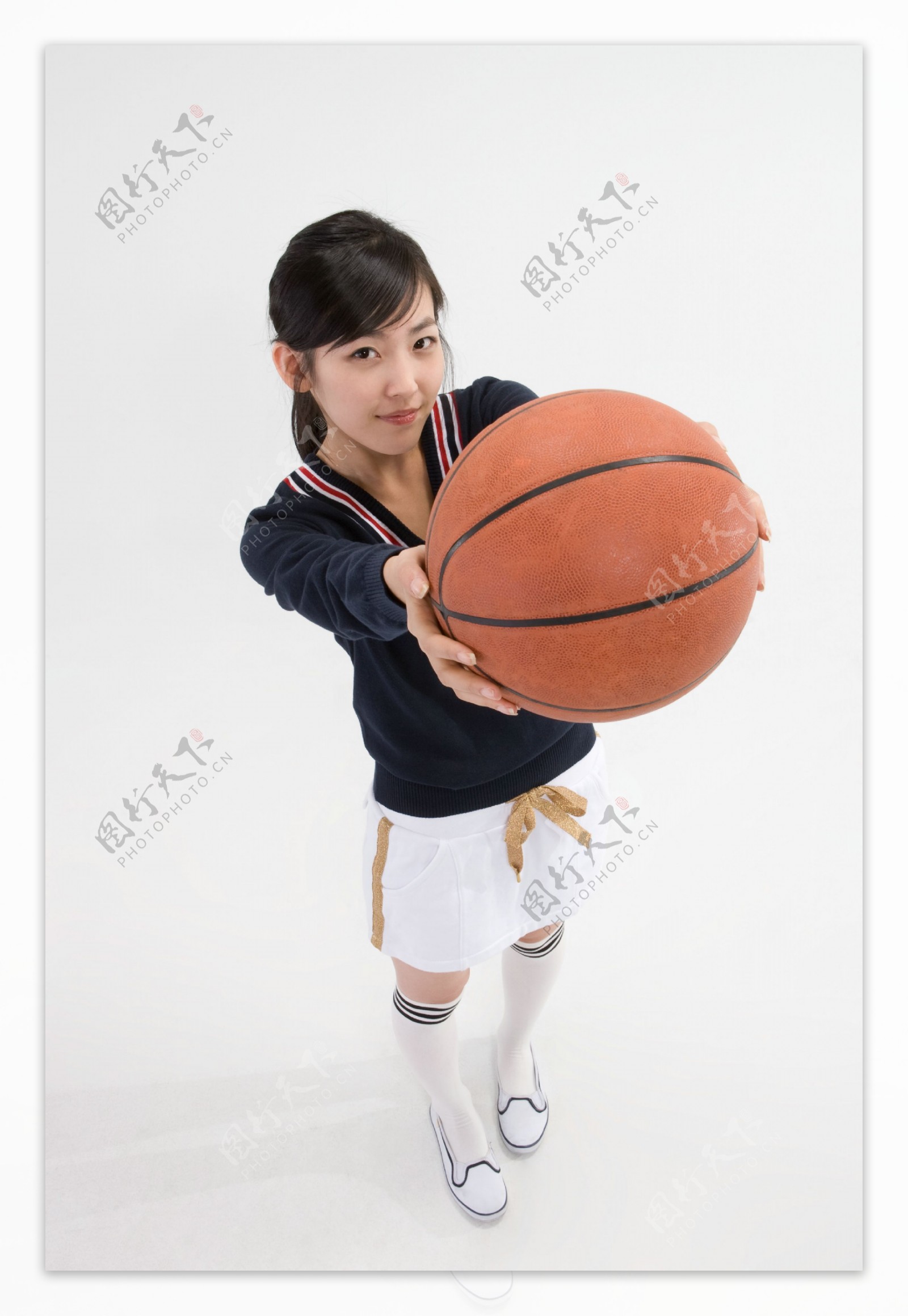 举着篮球学生图片