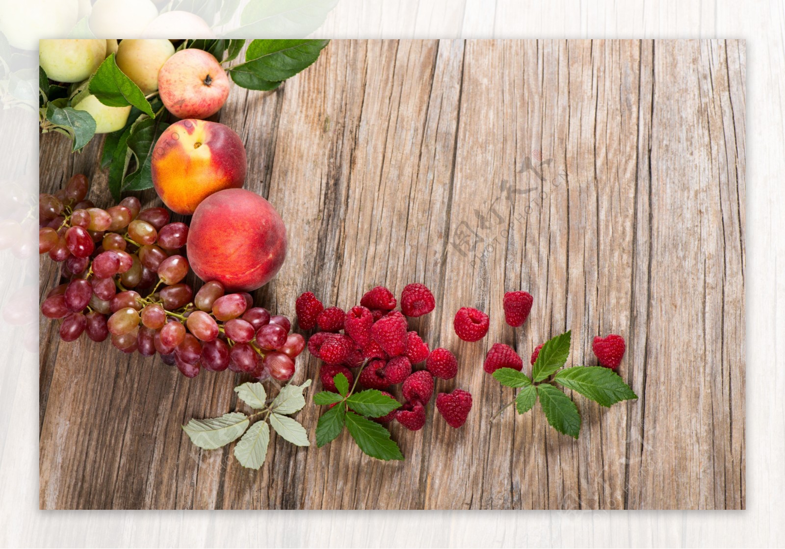 新鲜果实与木板背景图片