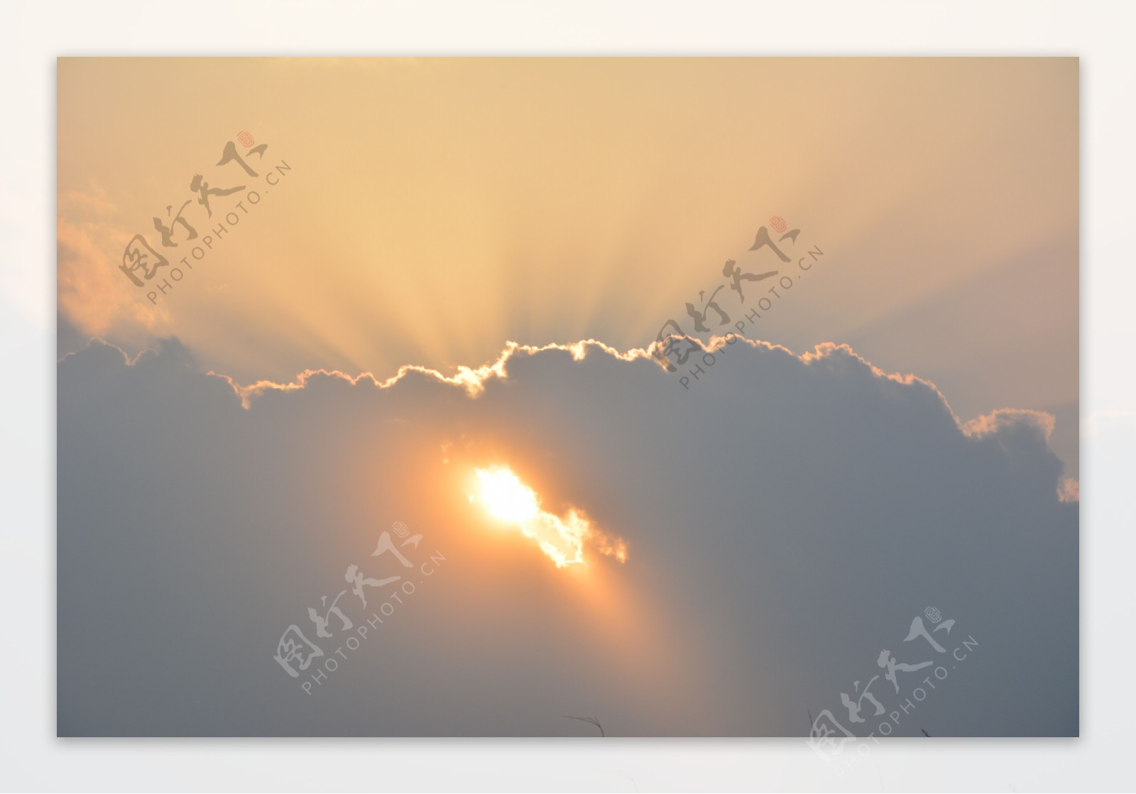 云层里的太阳图片