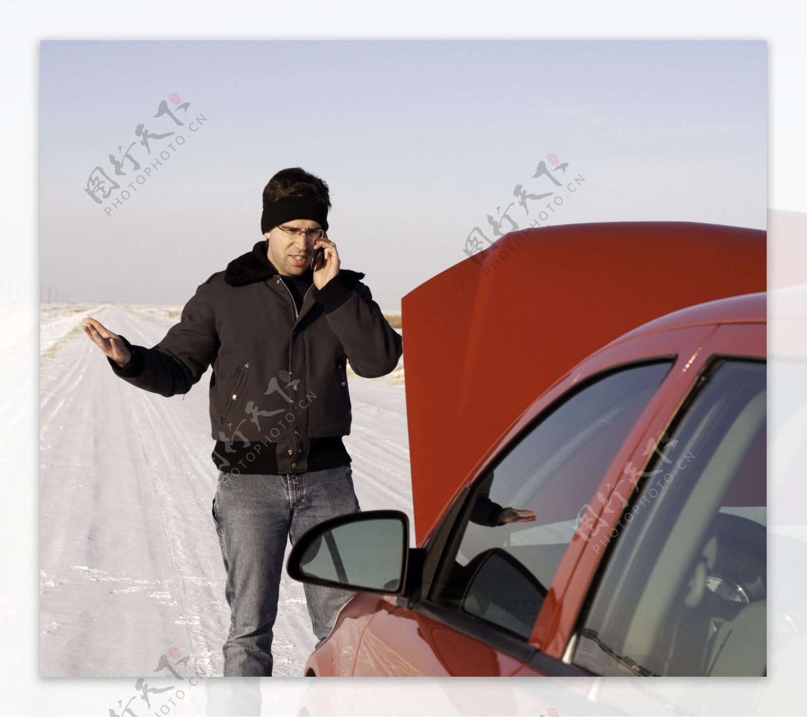 雪地上抛锚的轿车与男人图片