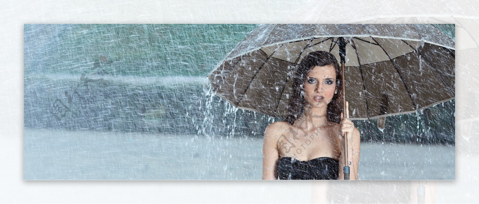 雨中撑伞的美女图片