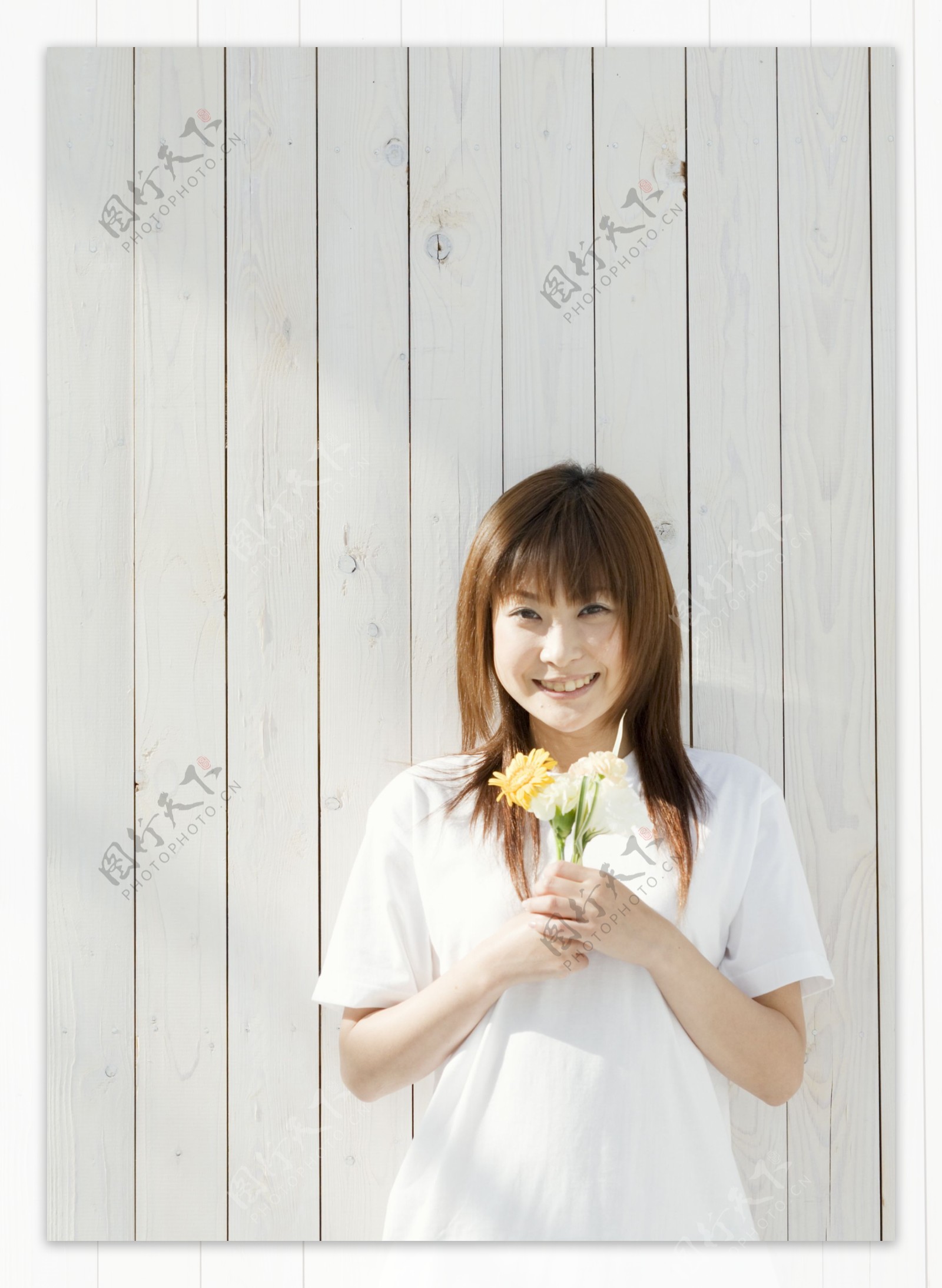 手拿鲜花的幸福女孩图片图片