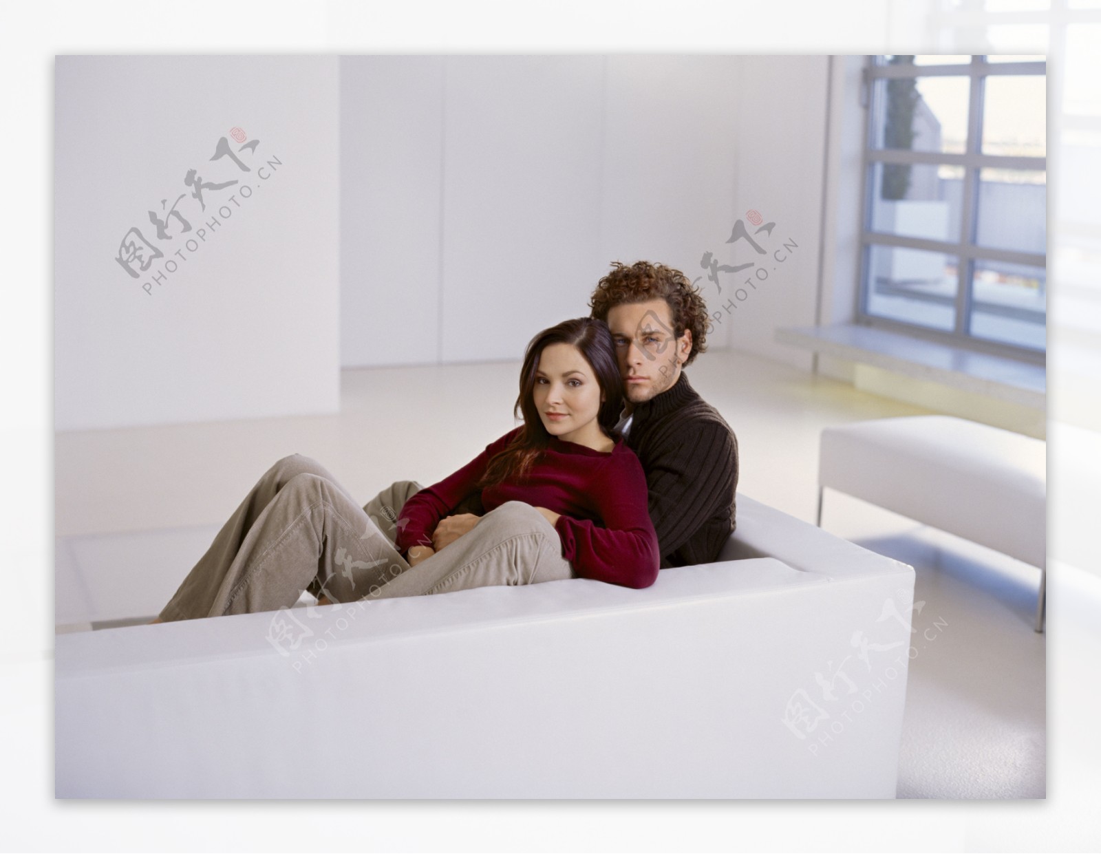 沙发上拥抱的夫妻图片