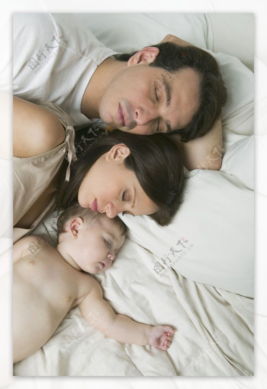 睡着的一家人图片