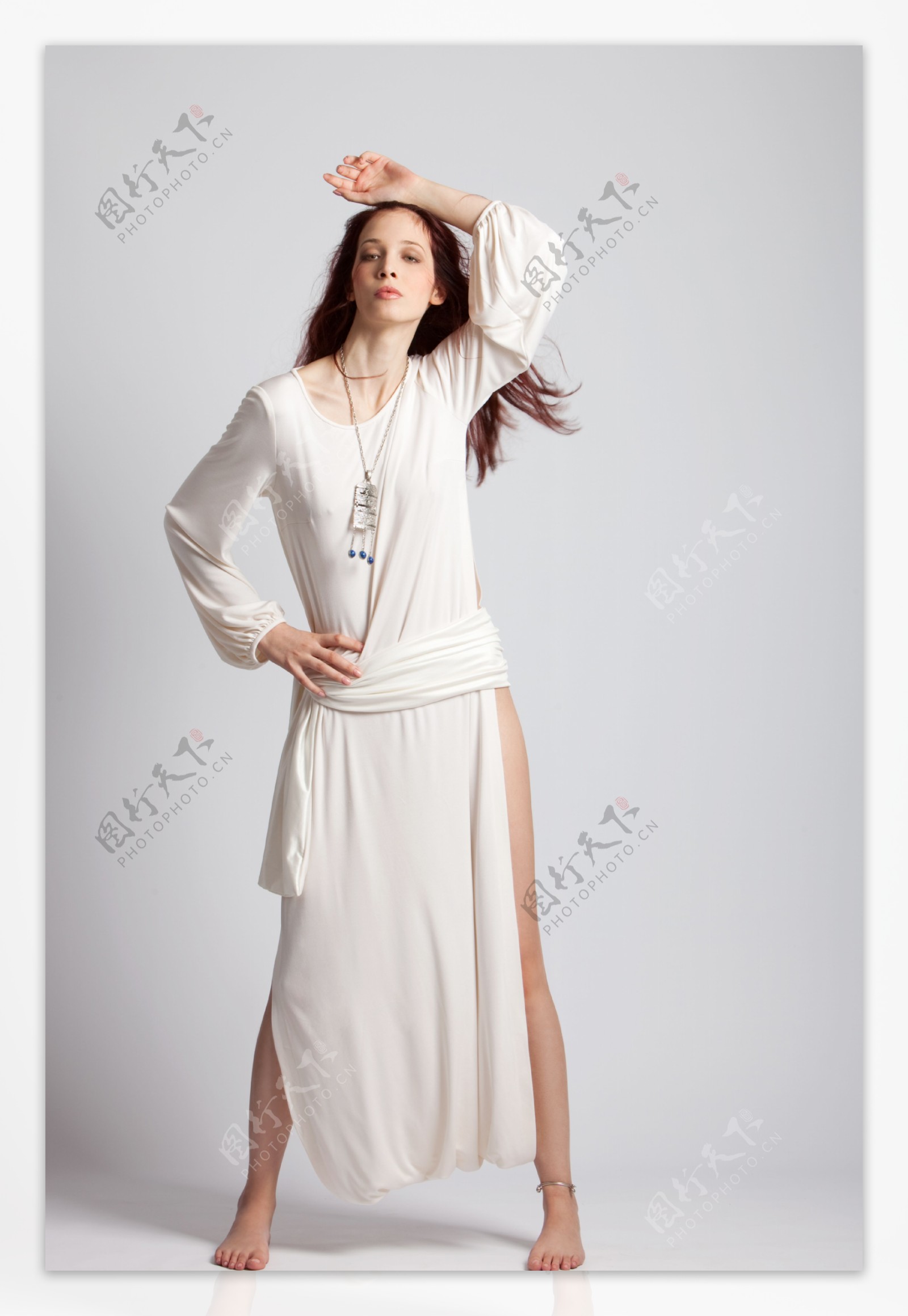 穿白色连衣裙的美女02图片