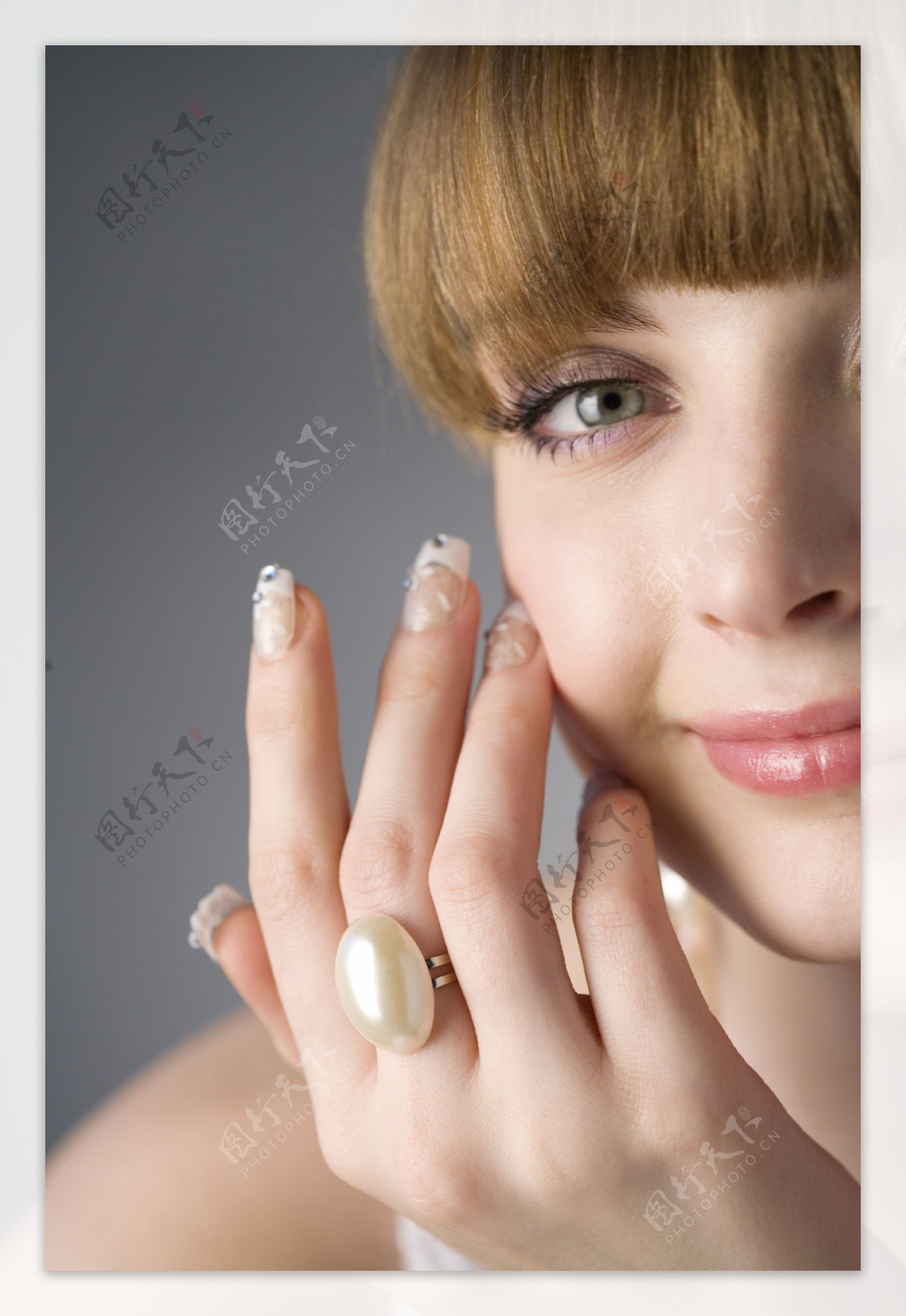 戴宝石戒指的外国气质美女图片