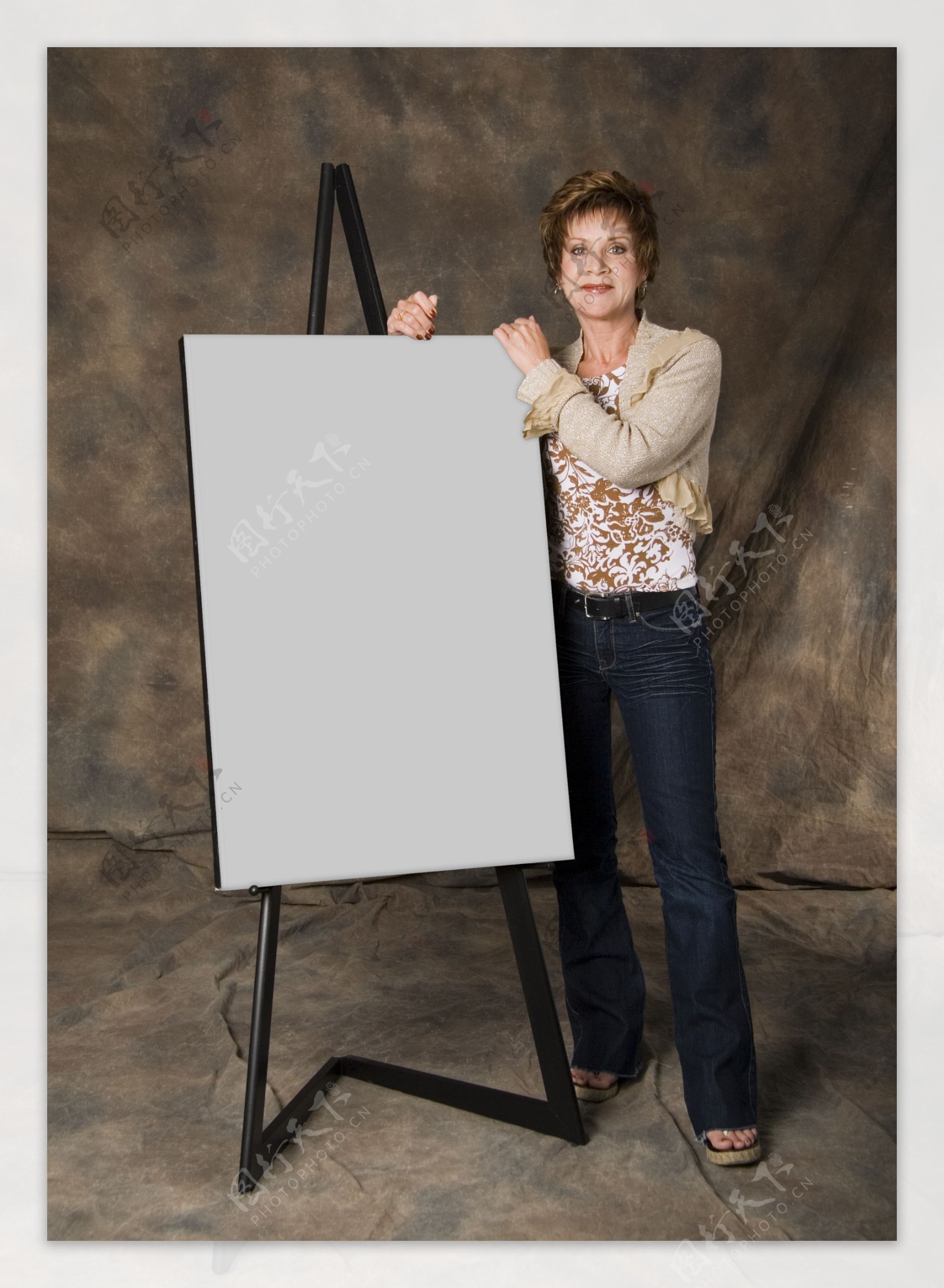 女性画家与画板图片