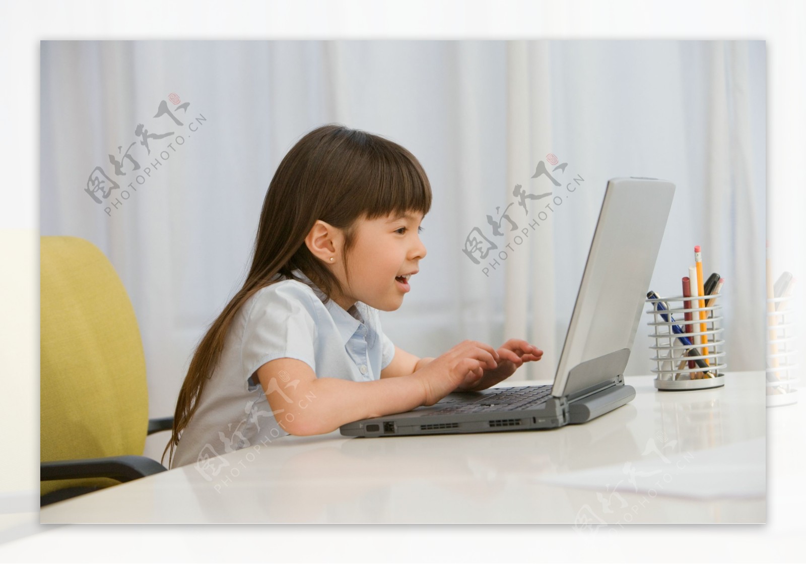 玩电脑的小女孩图片