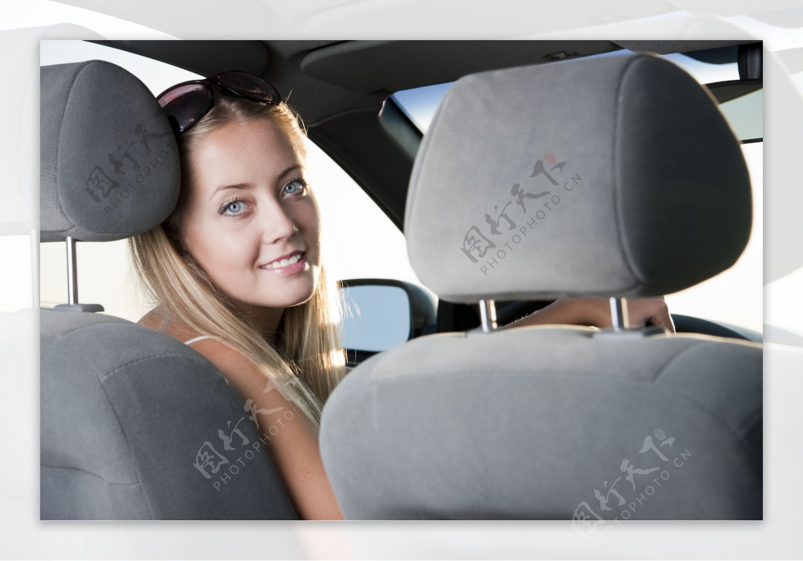 驾驶小汽车的外国女人图片