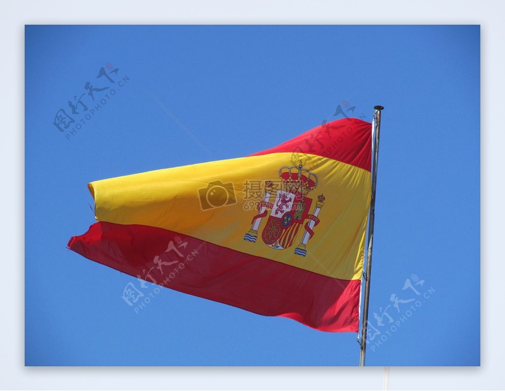 蓝天下的西班牙国旗