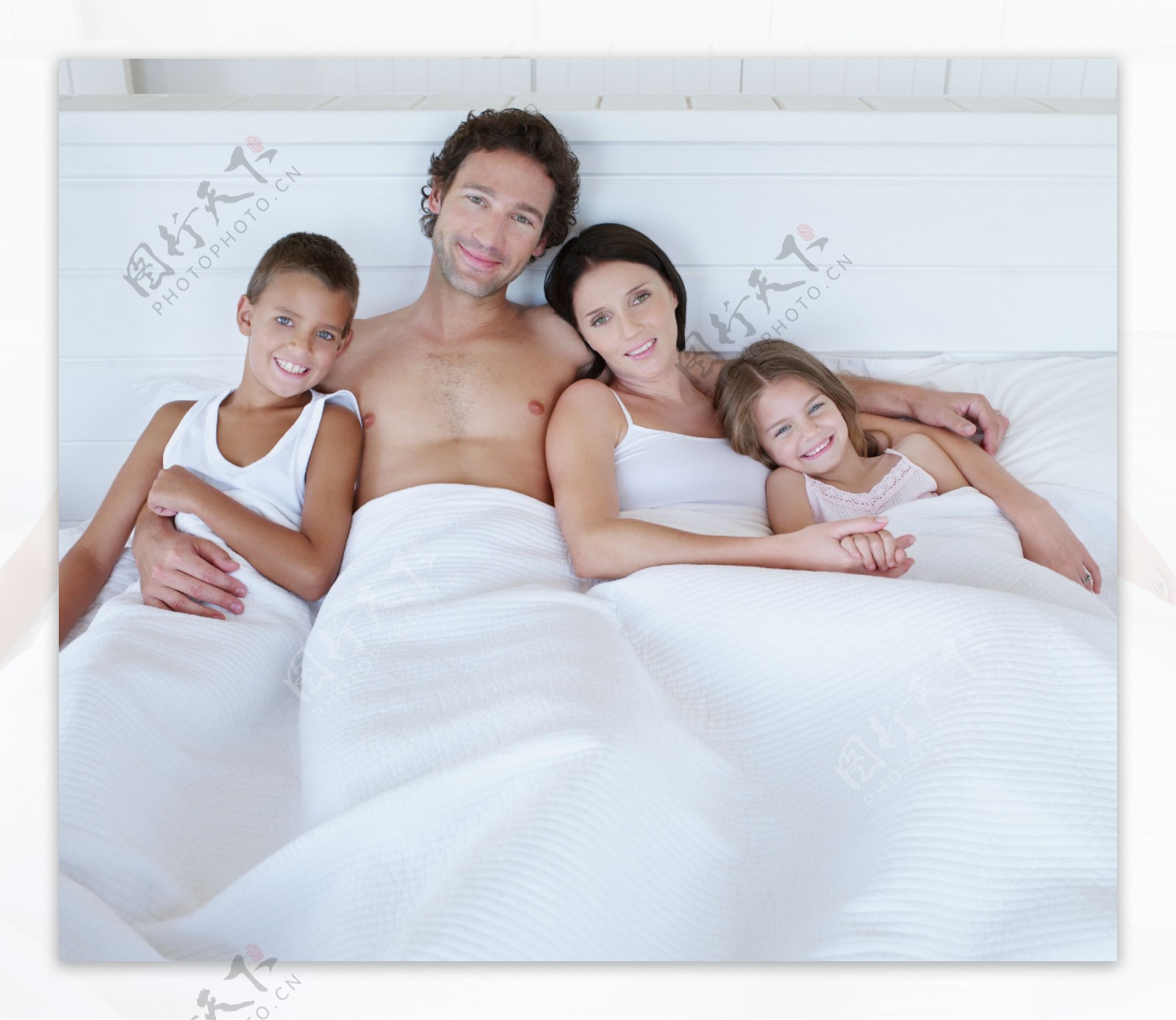 睡在一起的一家人图片