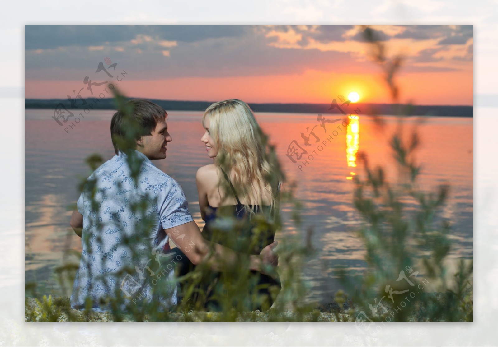 湖水边看日出的情侣图片